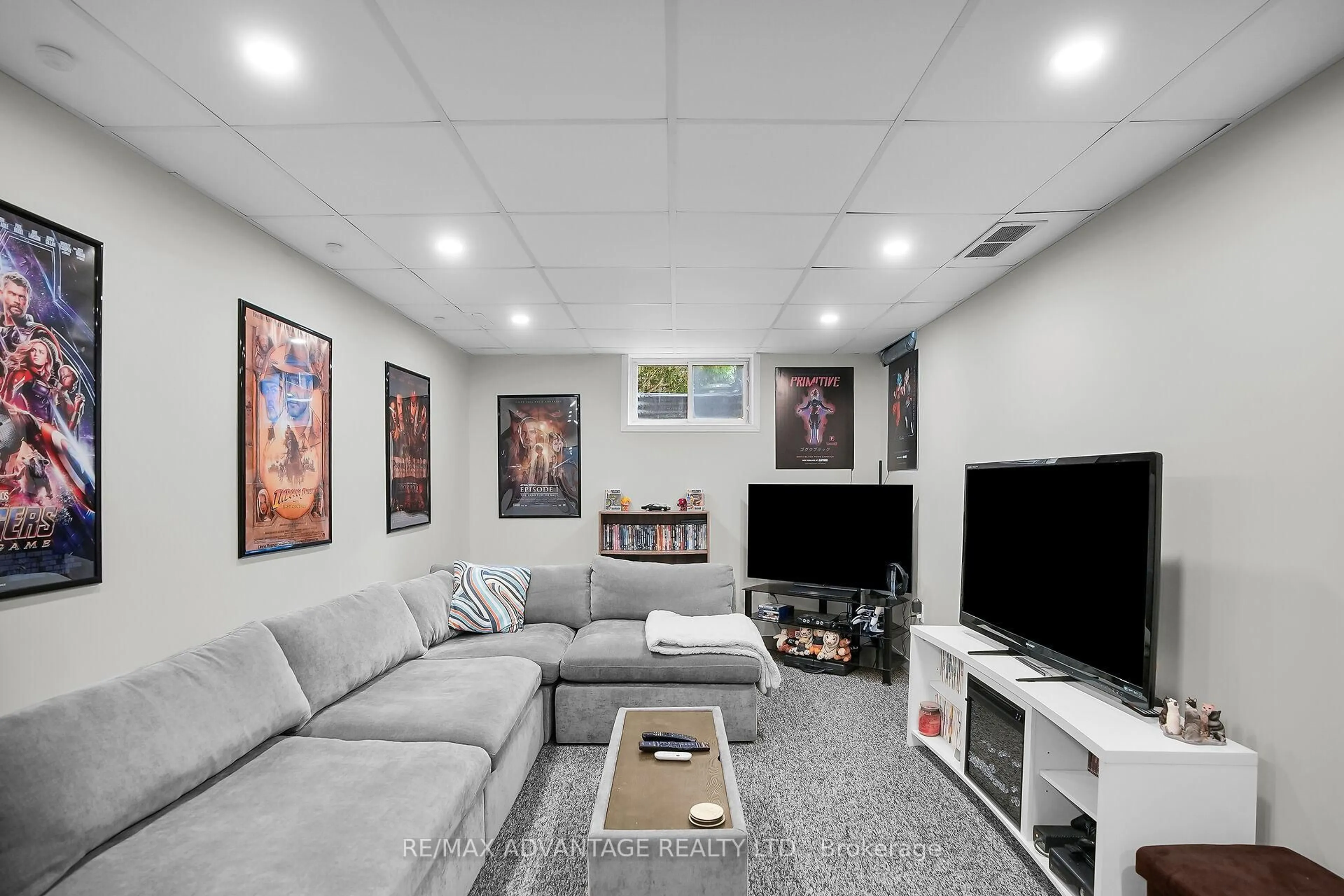 Home theater for 19 Southcott Crt, London North Ontario N6G 4Y6