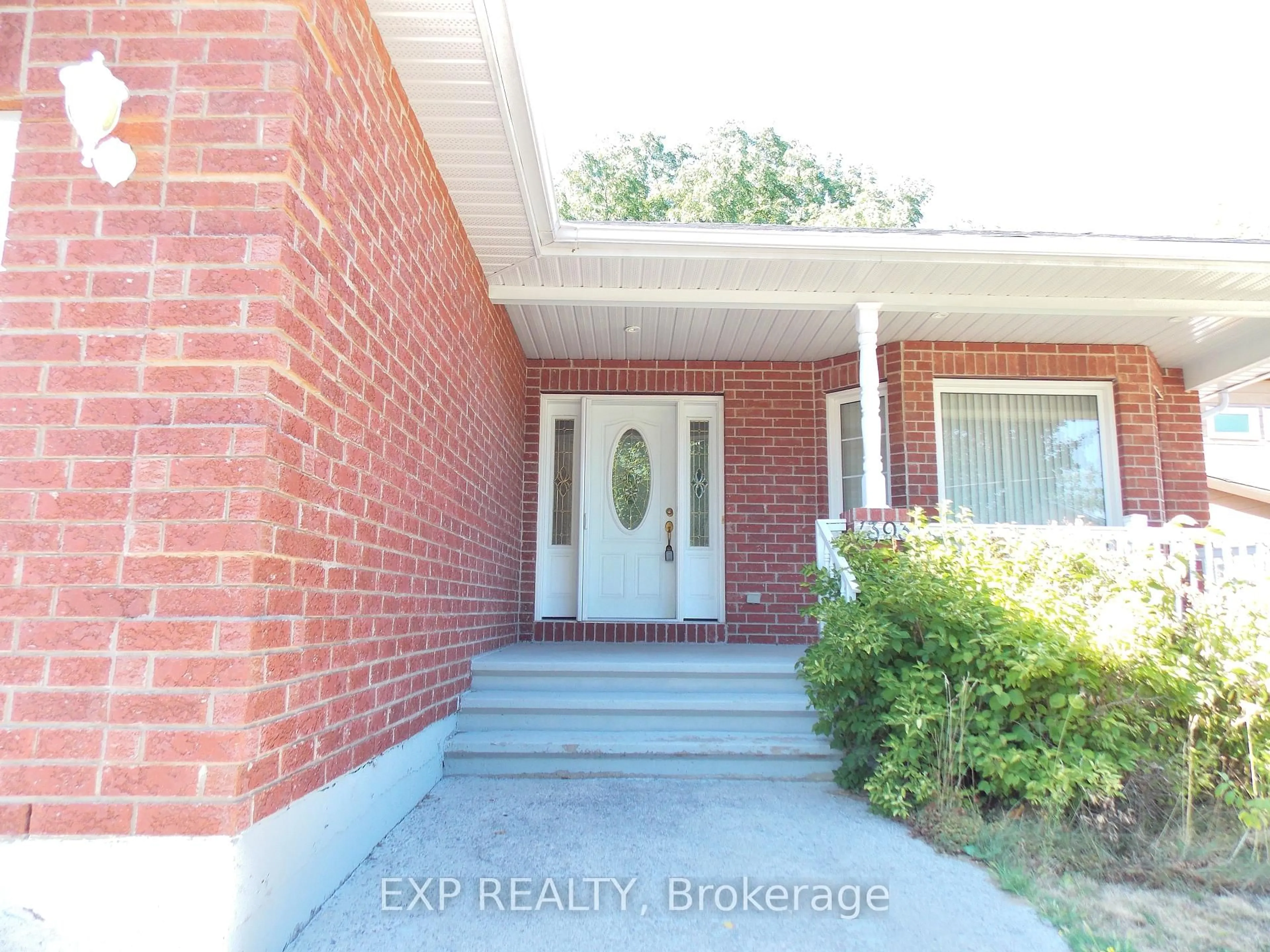 Indoor entryway for 1393 Mcmahon Ave, Ottawa Ontario K1T 1C2