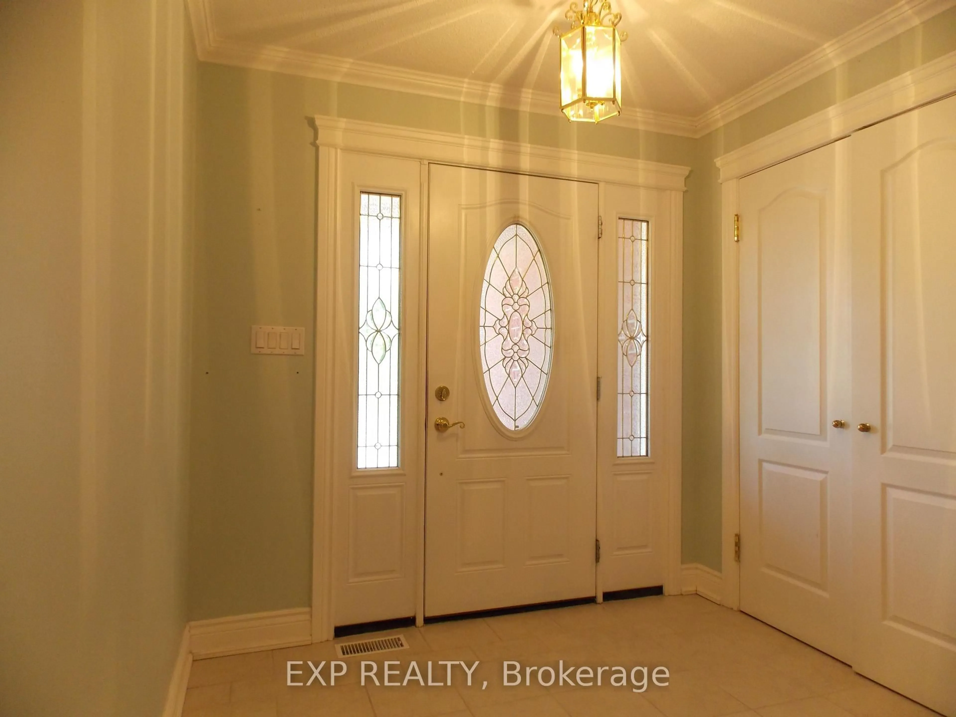 Indoor entryway for 1393 Mcmahon Ave, Ottawa Ontario K1T 1C2