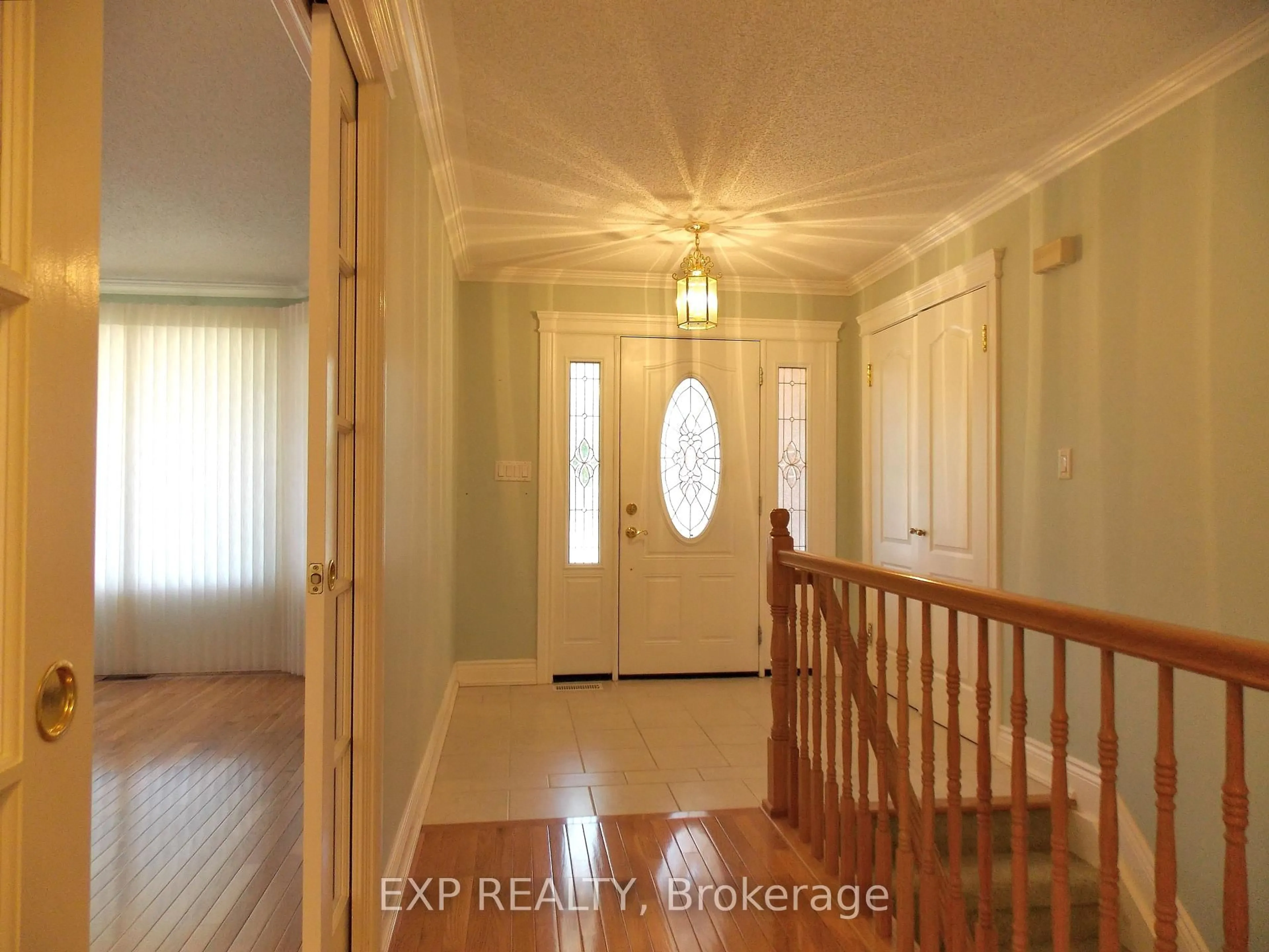Indoor entryway for 1393 Mcmahon Ave, Ottawa Ontario K1T 1C2