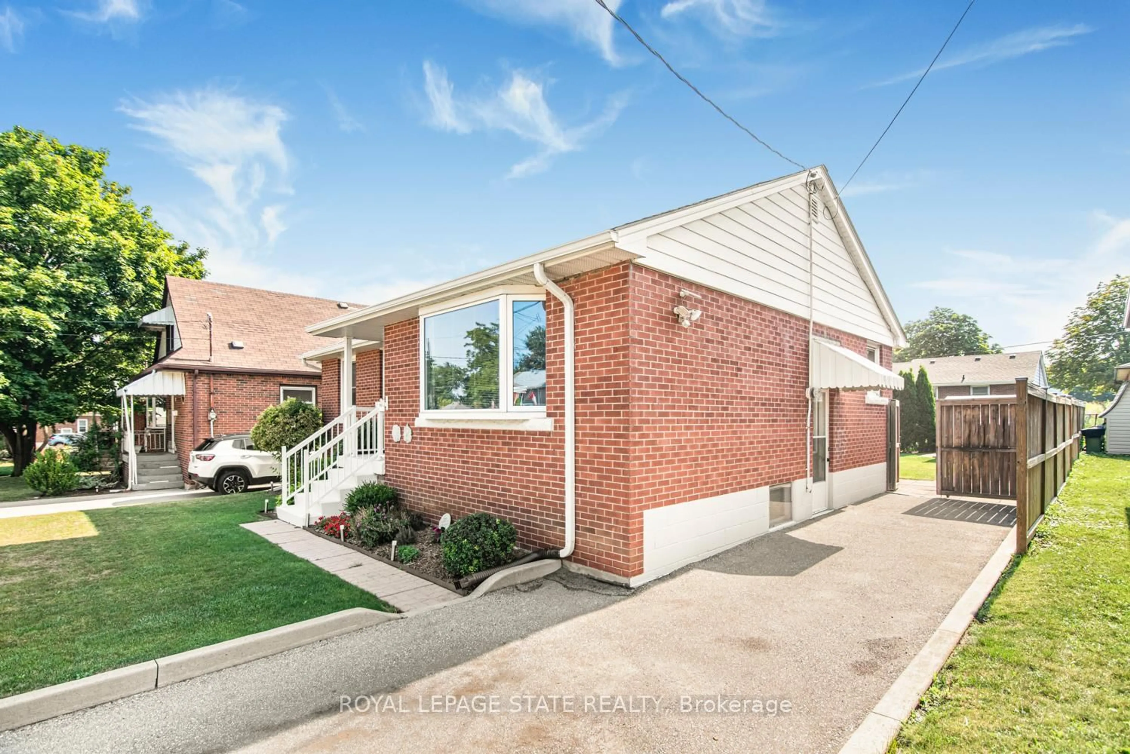 Home with brick exterior material, street for 321 East 15th St, Hamilton Ontario L9A 4G6
