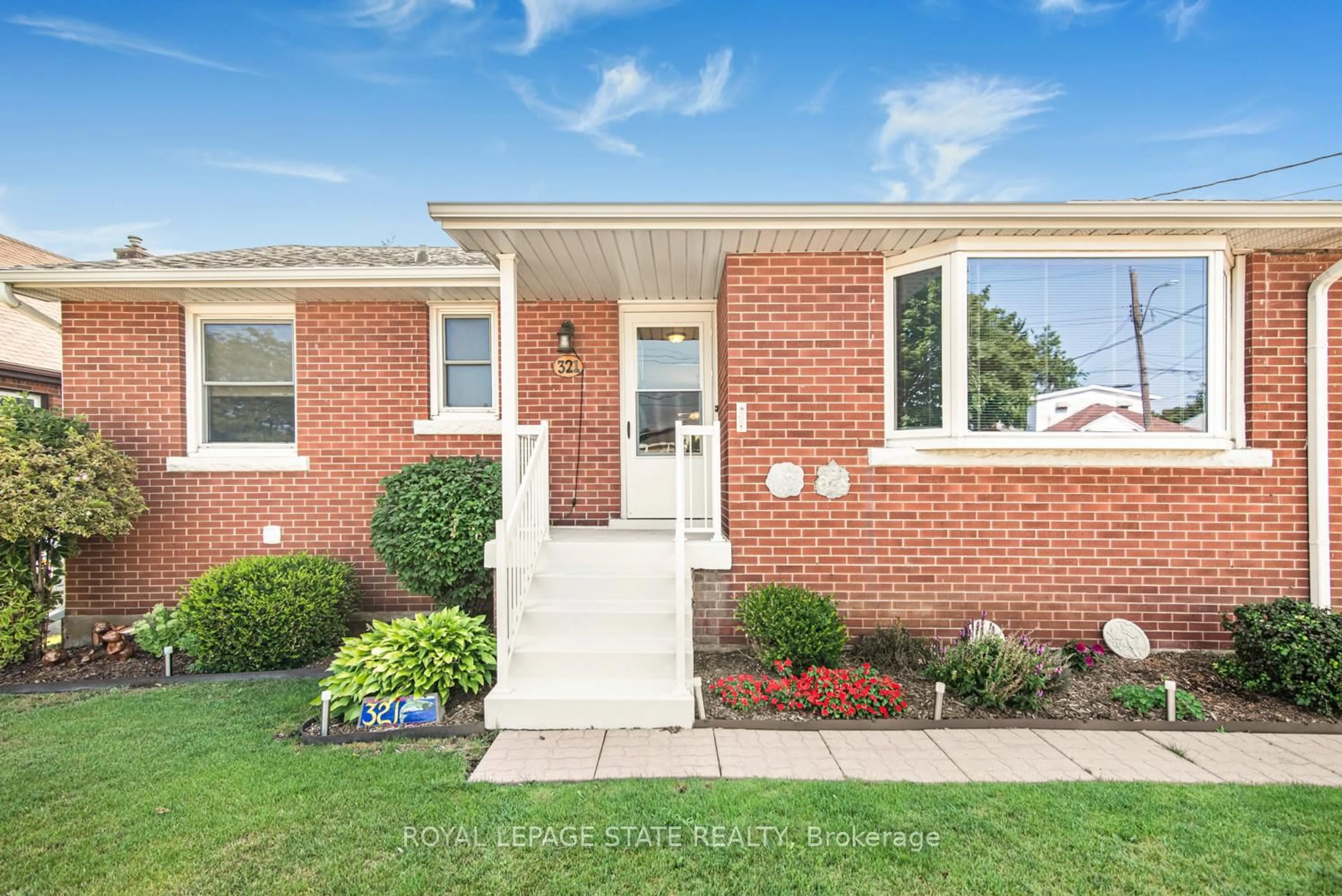 Home with brick exterior material, street for 321 East 15th St, Hamilton Ontario L9A 4G6