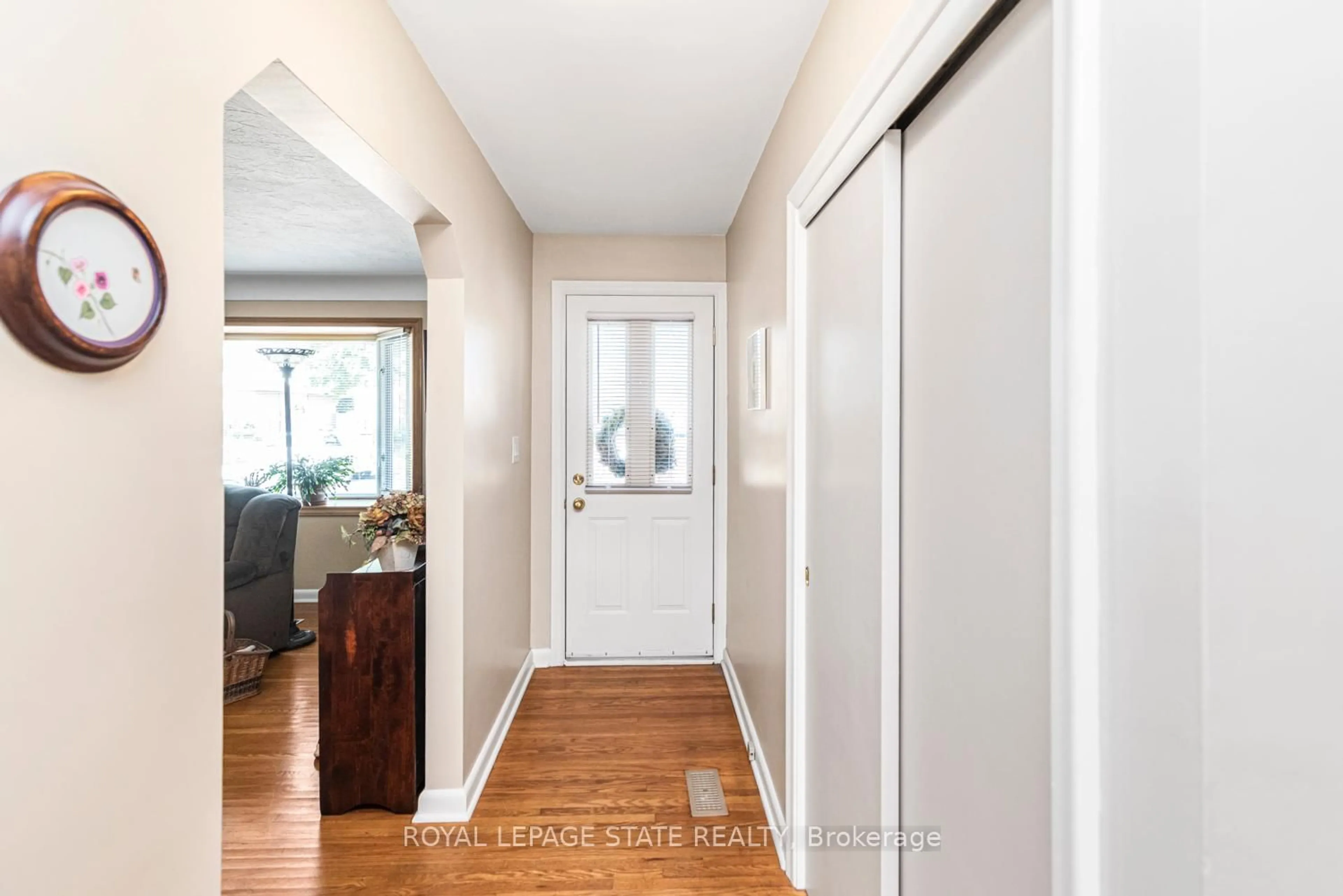 Indoor entryway for 321 East 15th St, Hamilton Ontario L9A 4G6