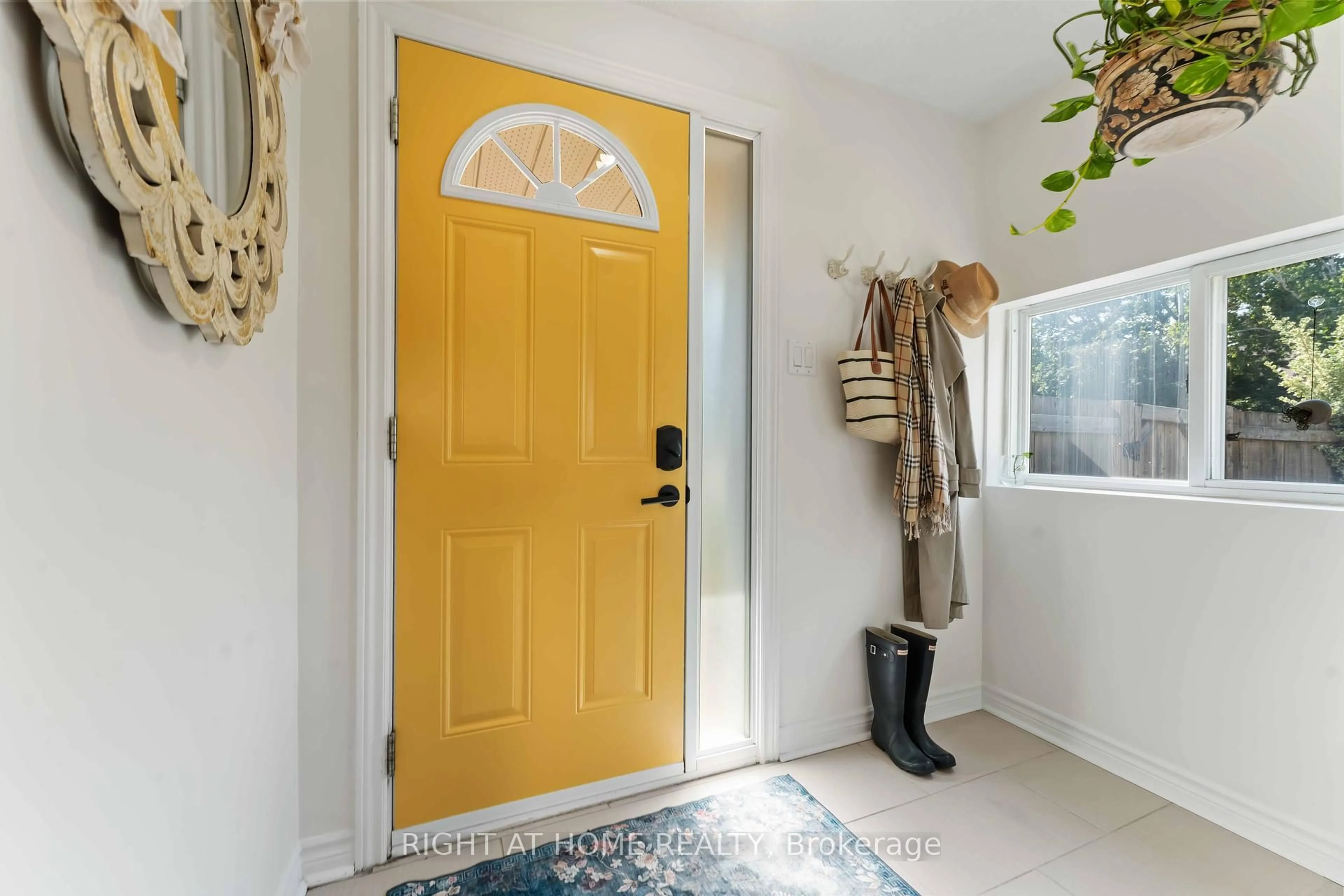 Indoor entryway for 1 Berkshire Way, Ottawa Ontario K2J 2B1
