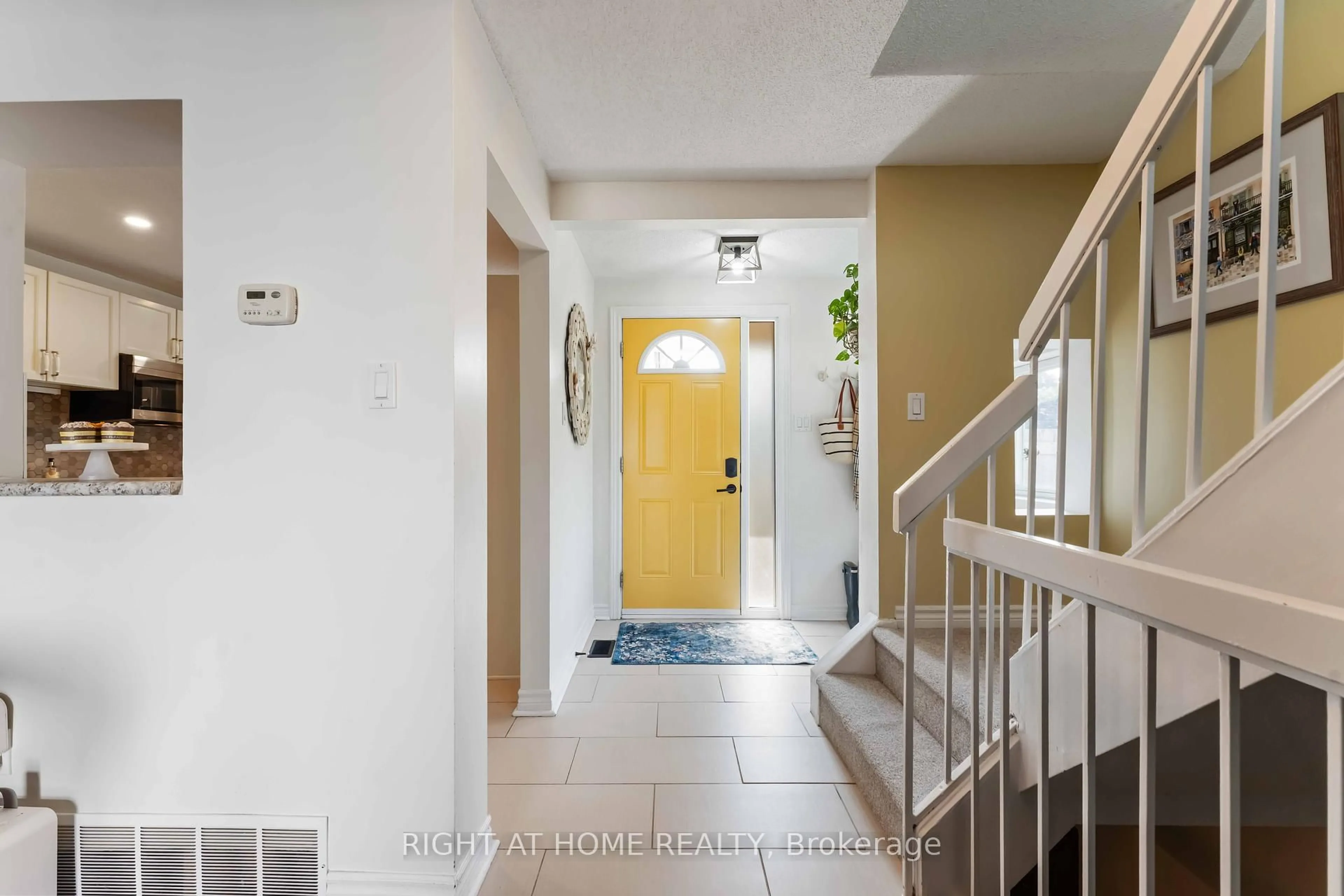 Indoor foyer for 1 Berkshire Way, Ottawa Ontario K2J 2B1