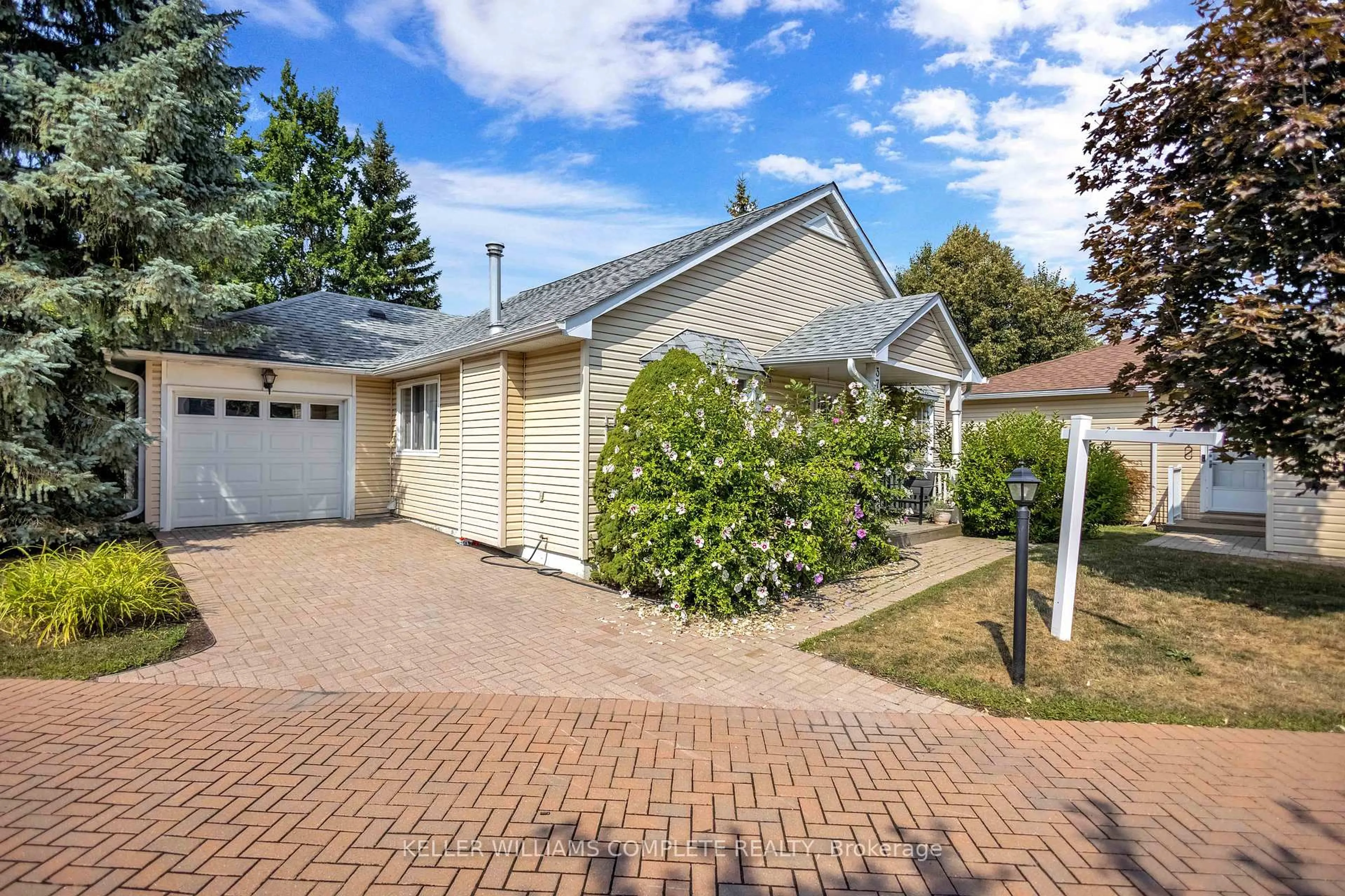 A pic from outside/outdoor area/front of a property/back of a property/a pic from drone, street for 375 SILVERBIRCH Blvd, Hamilton Ontario L0R 1W0