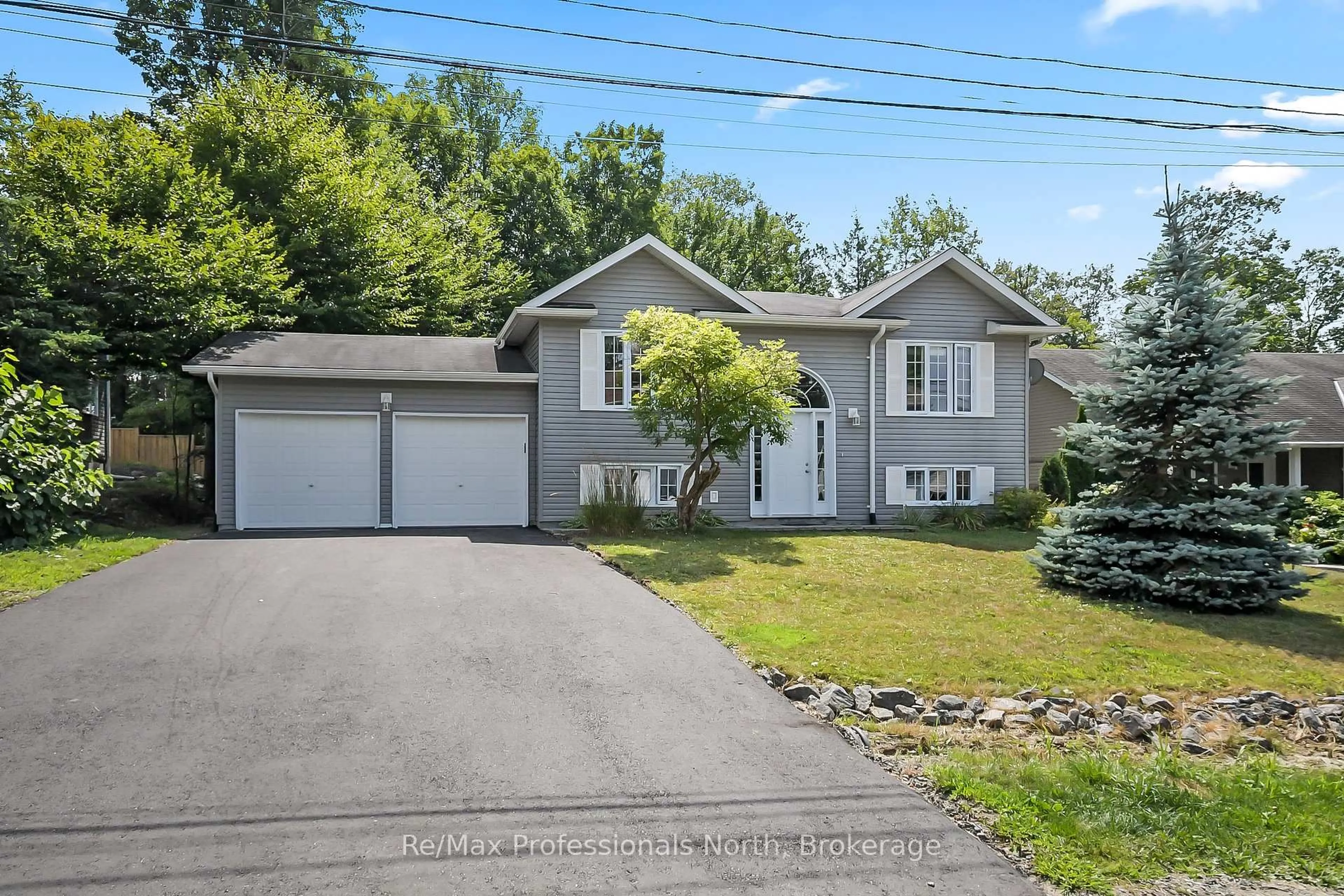 Home with vinyl exterior material, street for 635 WAGNER St, Gravenhurst Ontario P1P 1E1