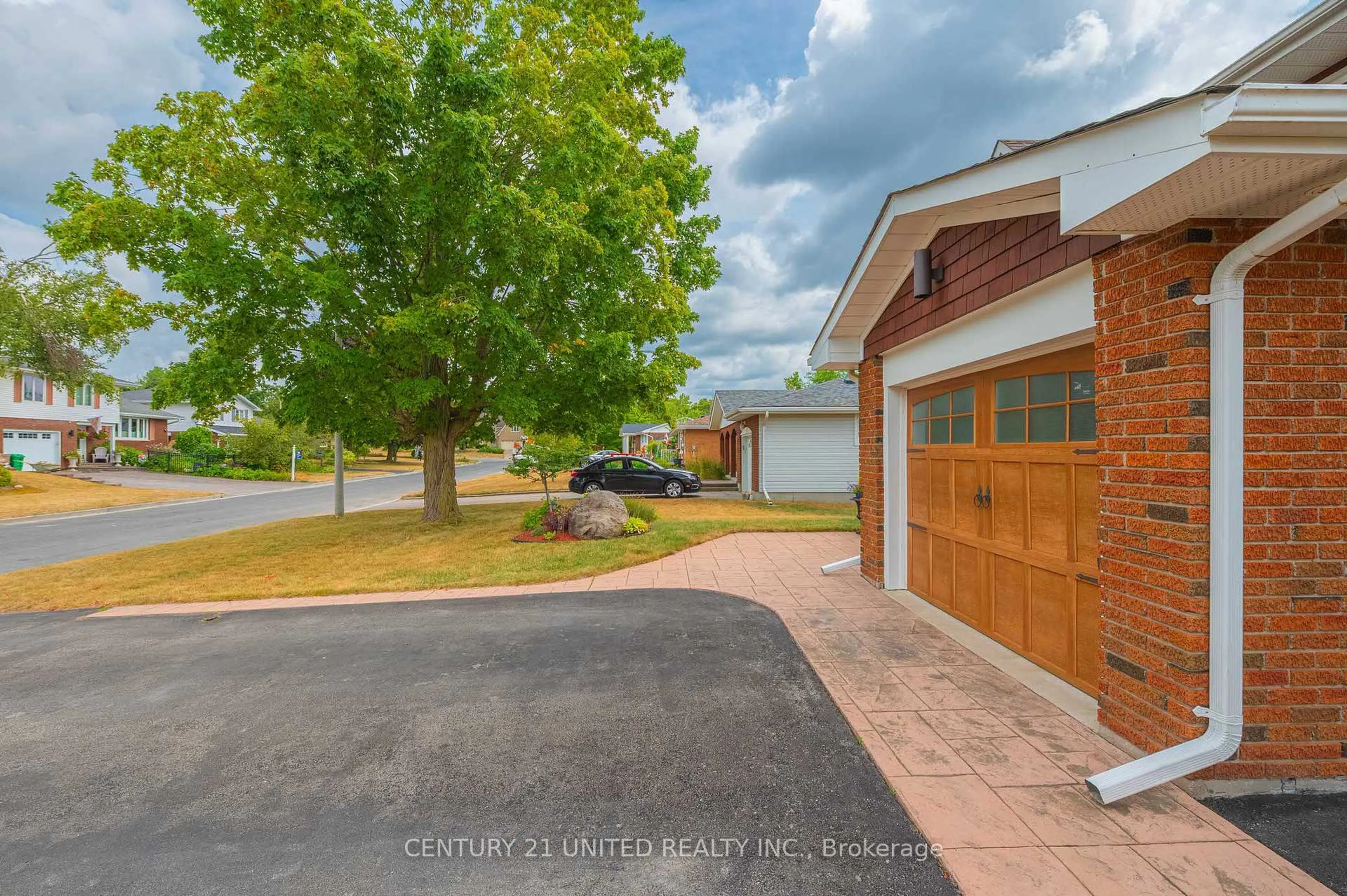 A pic from outside/outdoor area/front of a property/back of a property/a pic from drone, street for 7 Bayleaf Crt, Peterborough West Ontario K9K 1A2