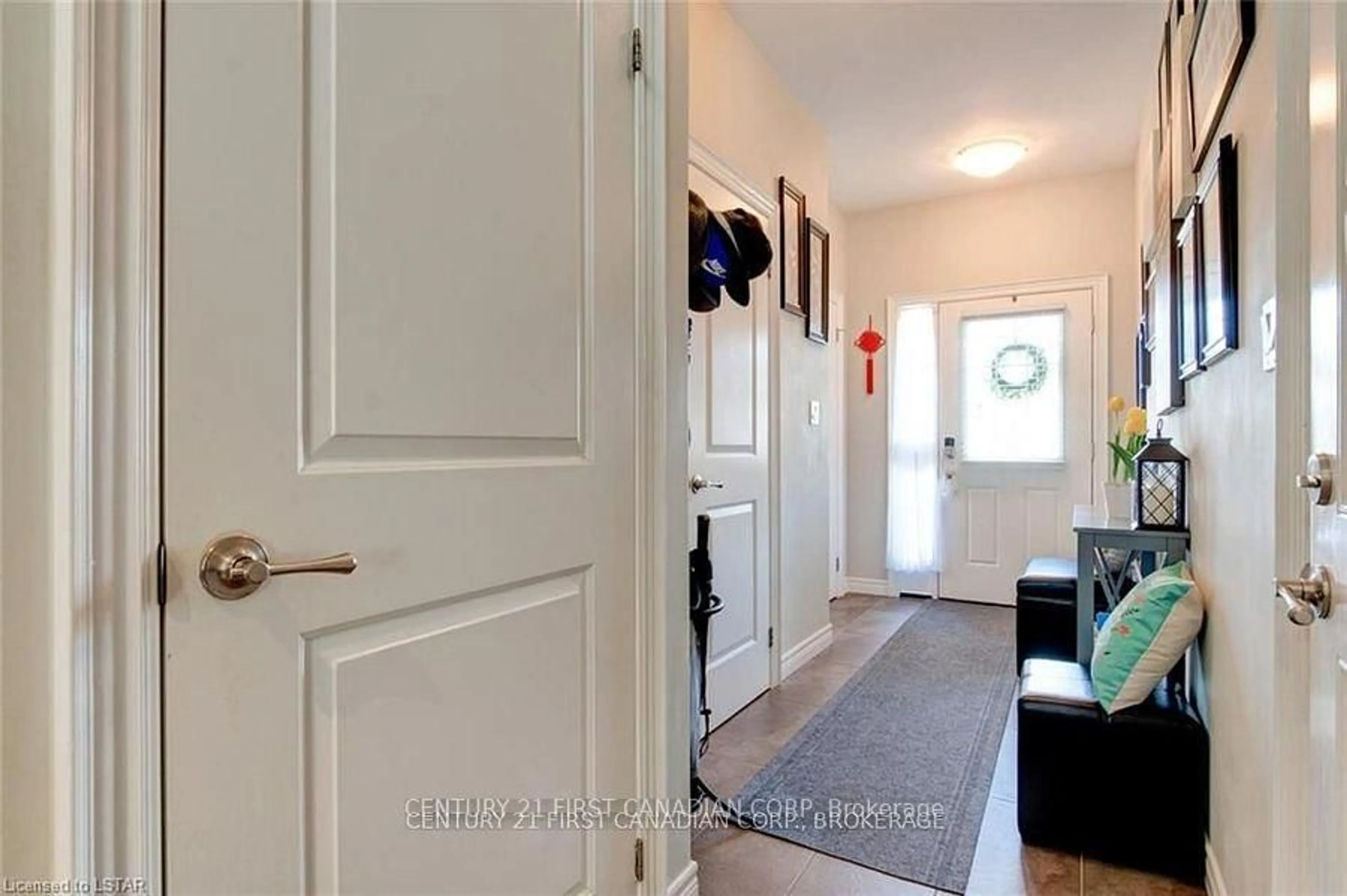 Indoor entryway for 1016 OAKCROSSING Gate #34, London North Ontario N6G 0H1