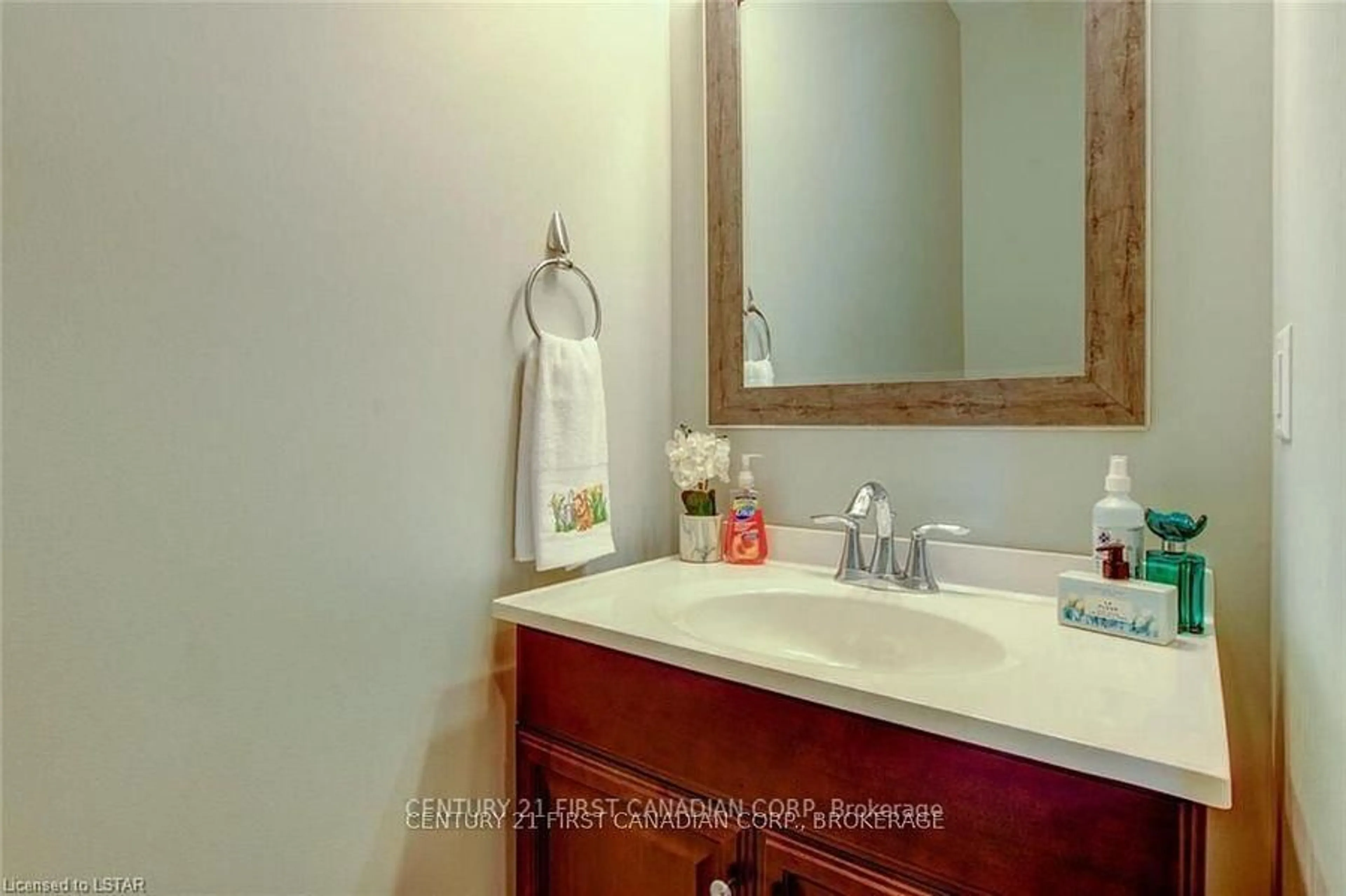 Standard bathroom, ceramic/tile floor for 1016 OAKCROSSING Gate #34, London North Ontario N6G 0H1