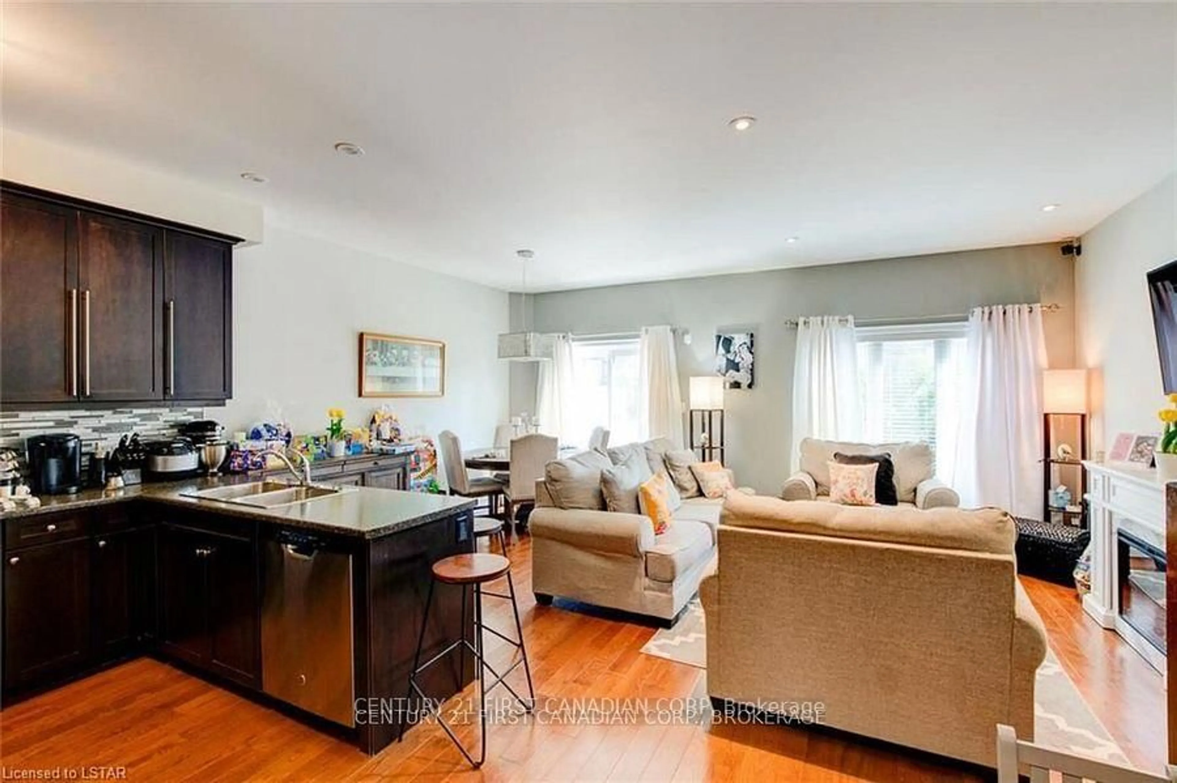 Open concept kitchen, unknown for 1016 OAKCROSSING Gate #34, London North Ontario N6G 0H1