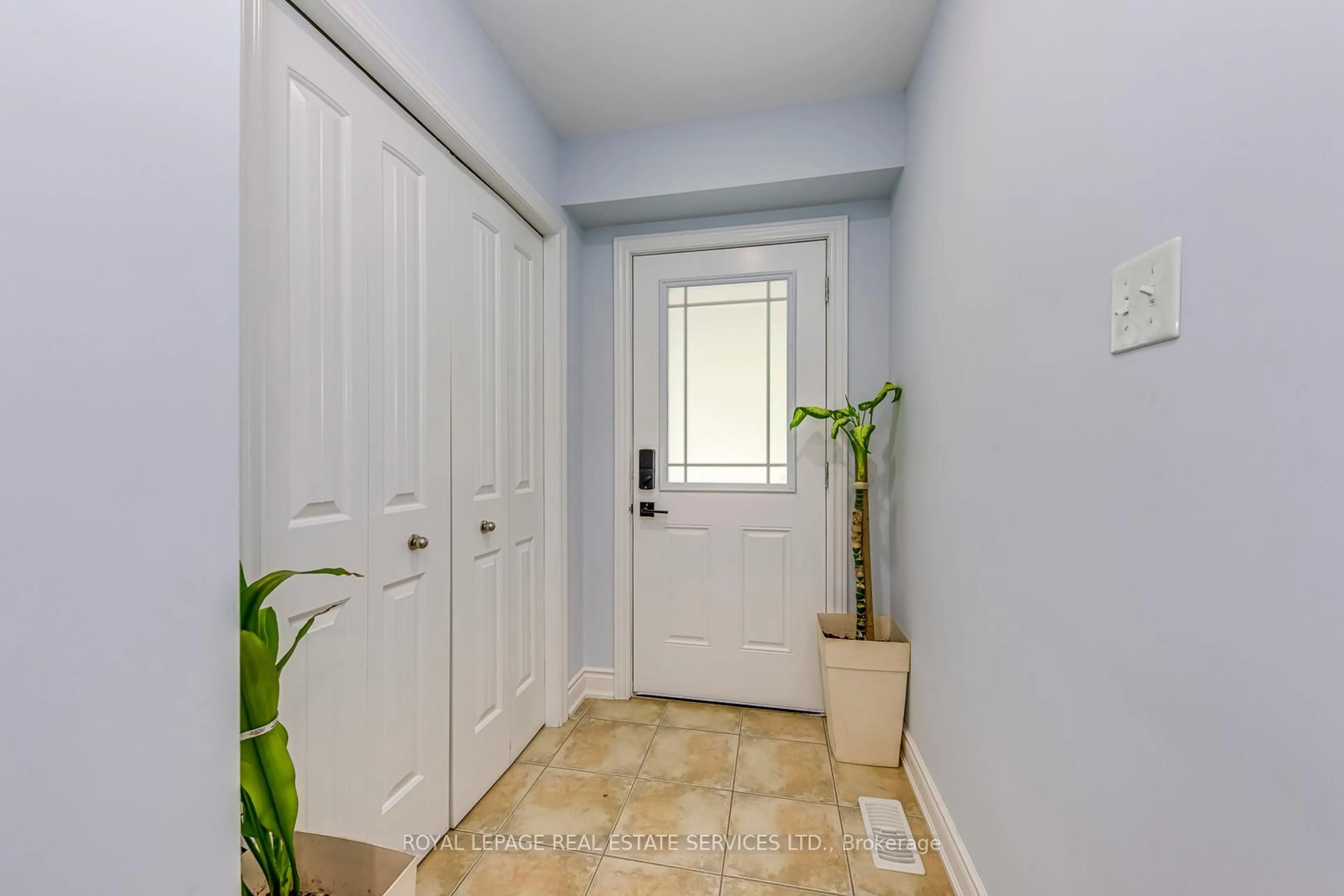 Indoor entryway for 17 Katemore Dr, Guelph Ontario N1L 0J2