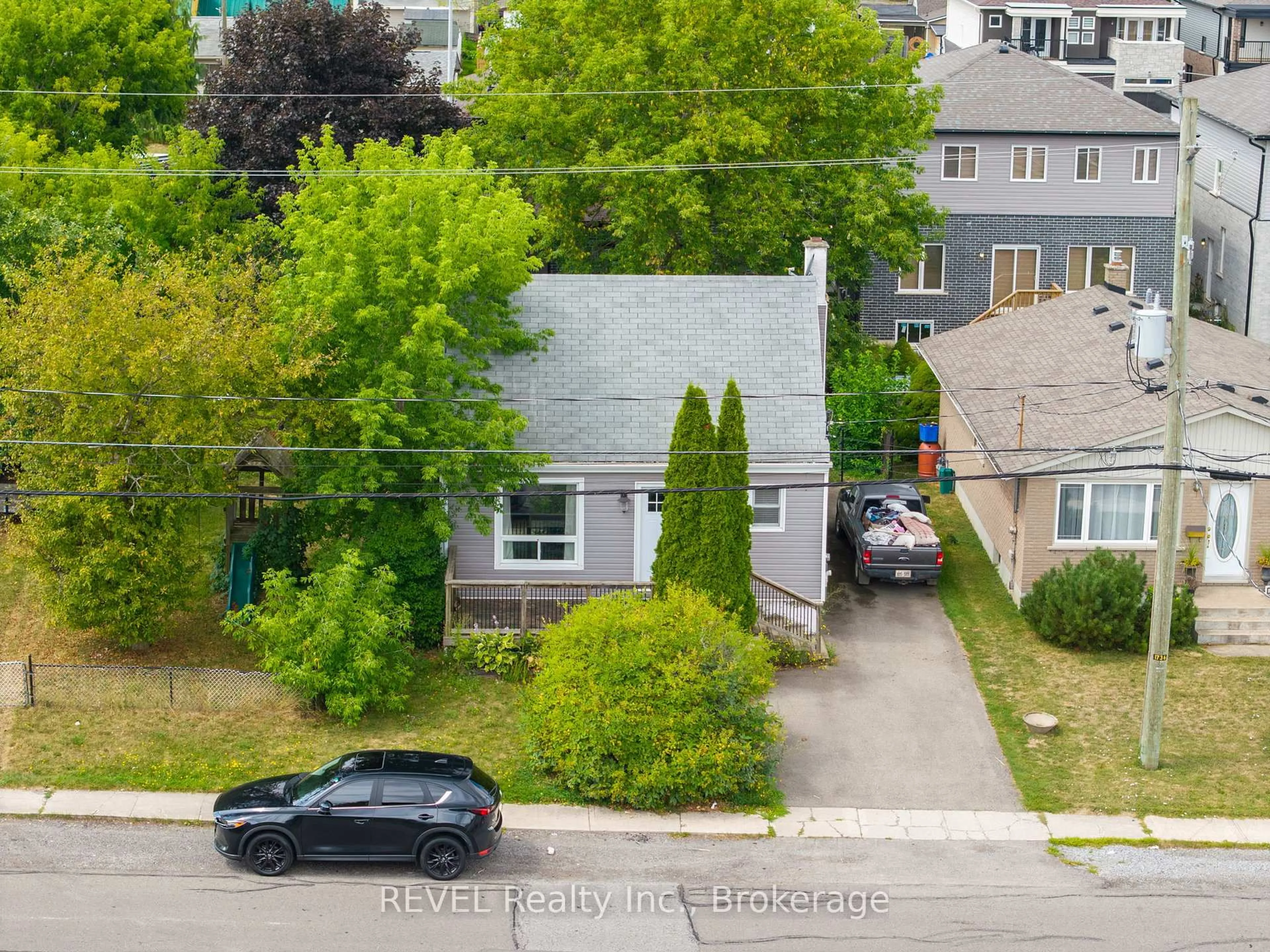 A pic from outside/outdoor area/front of a property/back of a property/a pic from drone, street for 229 Morton St, Thorold Ontario L2V 1C8