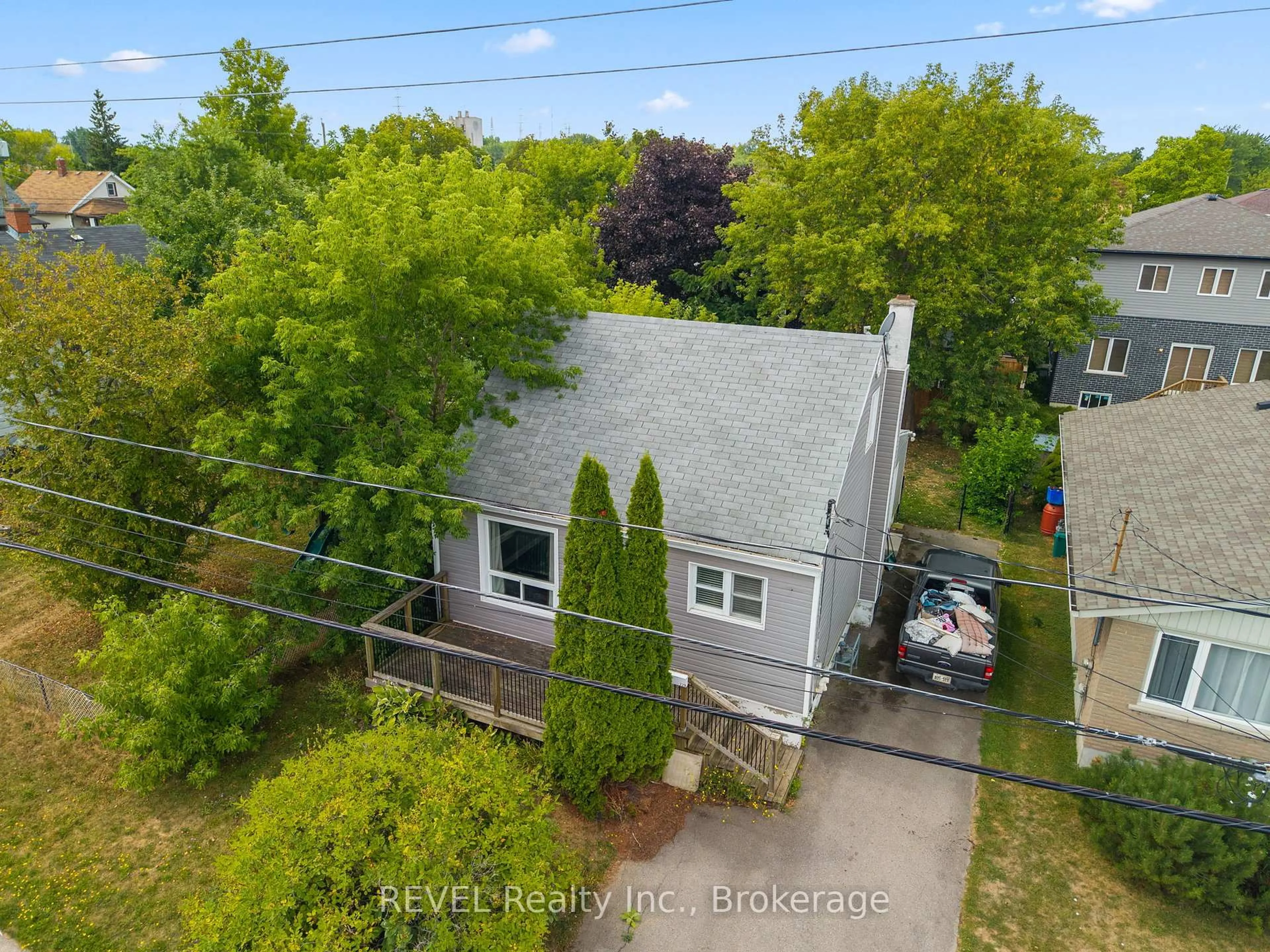 A pic from outside/outdoor area/front of a property/back of a property/a pic from drone, street for 229 Morton St, Thorold Ontario L2V 1C8