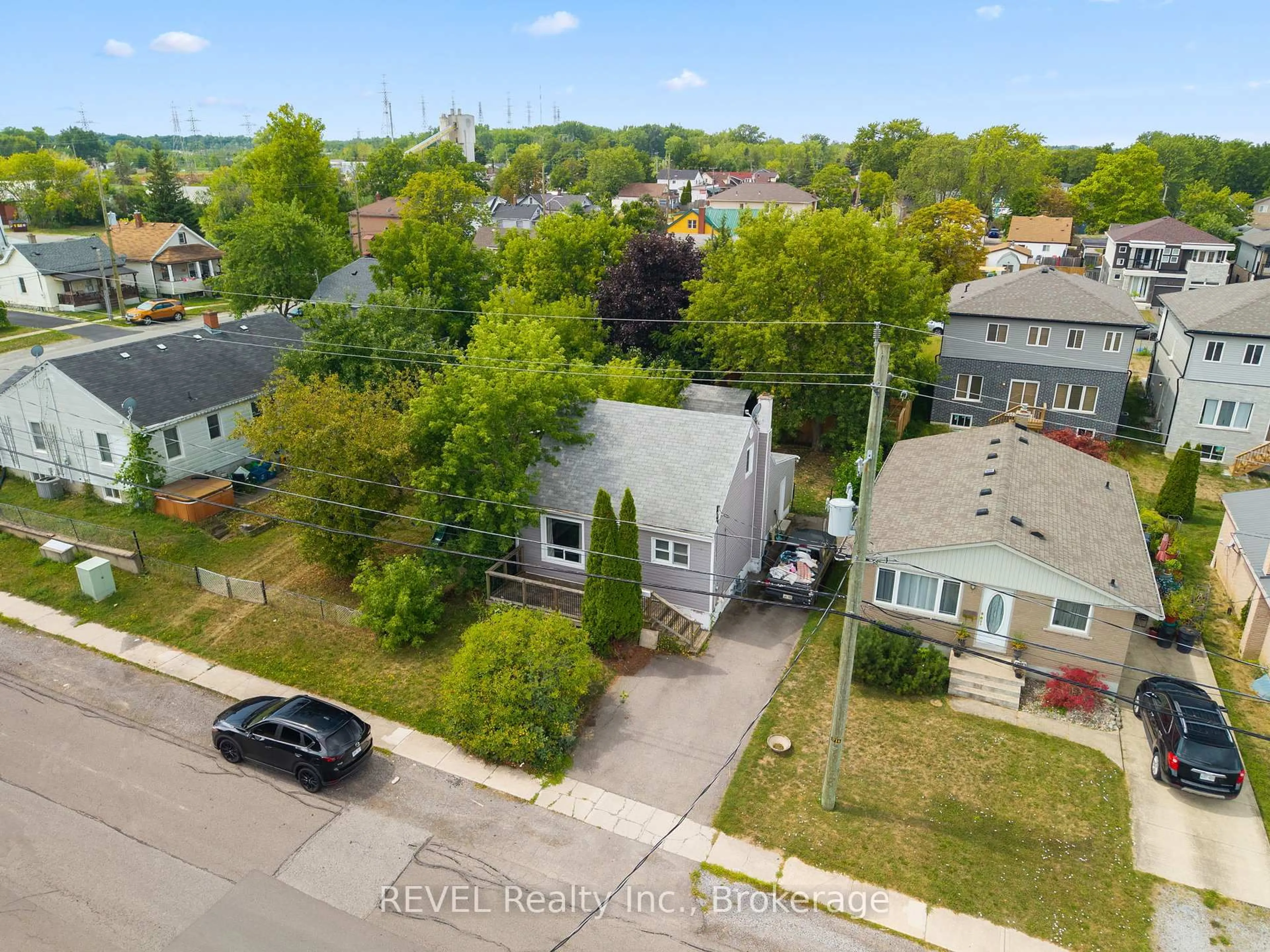 A pic from outside/outdoor area/front of a property/back of a property/a pic from drone, street for 229 Morton St, Thorold Ontario L2V 1C8