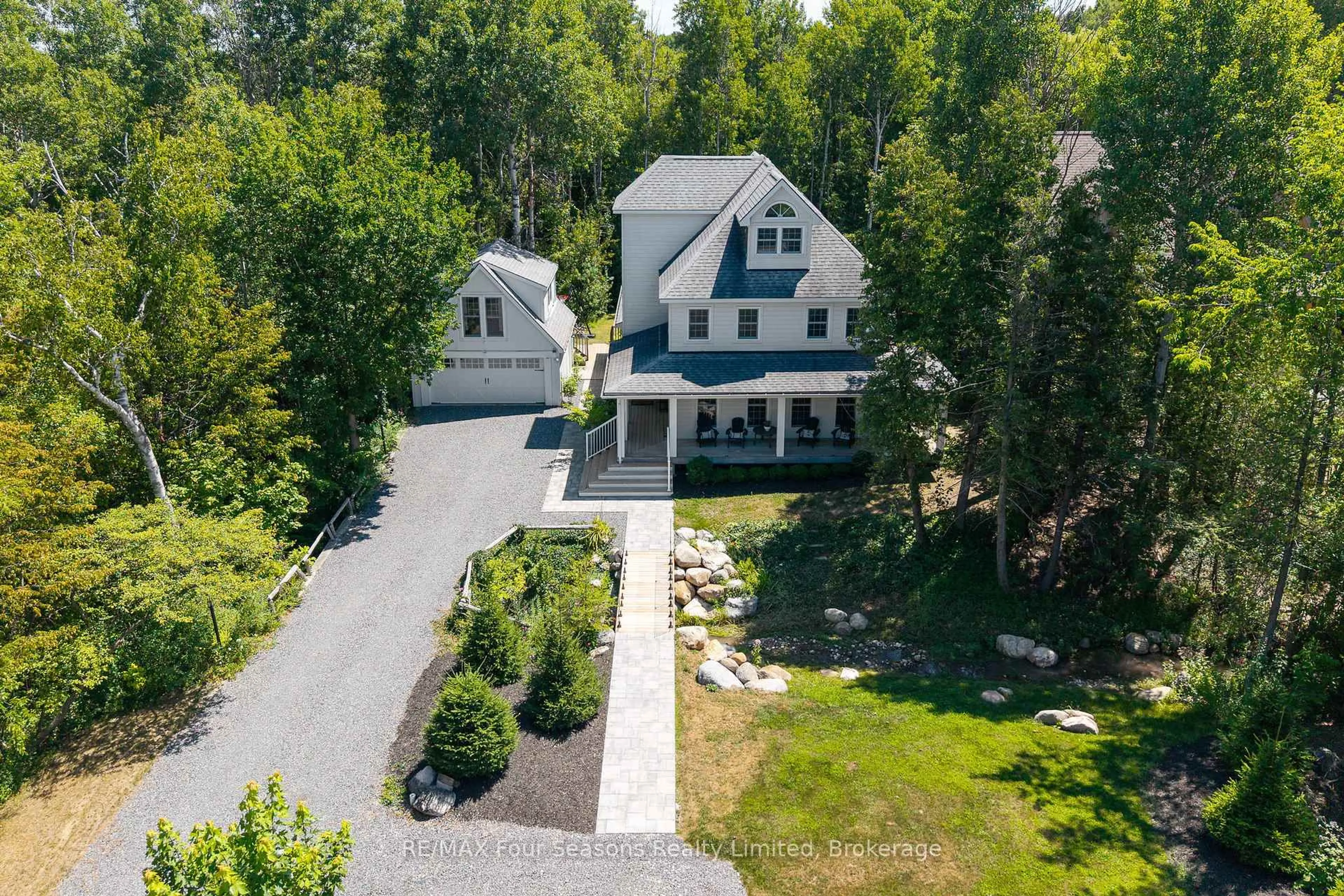 A pic from outside/outdoor area/front of a property/back of a property/a pic from drone, unknown for 141 Aspen Way, Blue Mountains Ontario L9Y 0S7