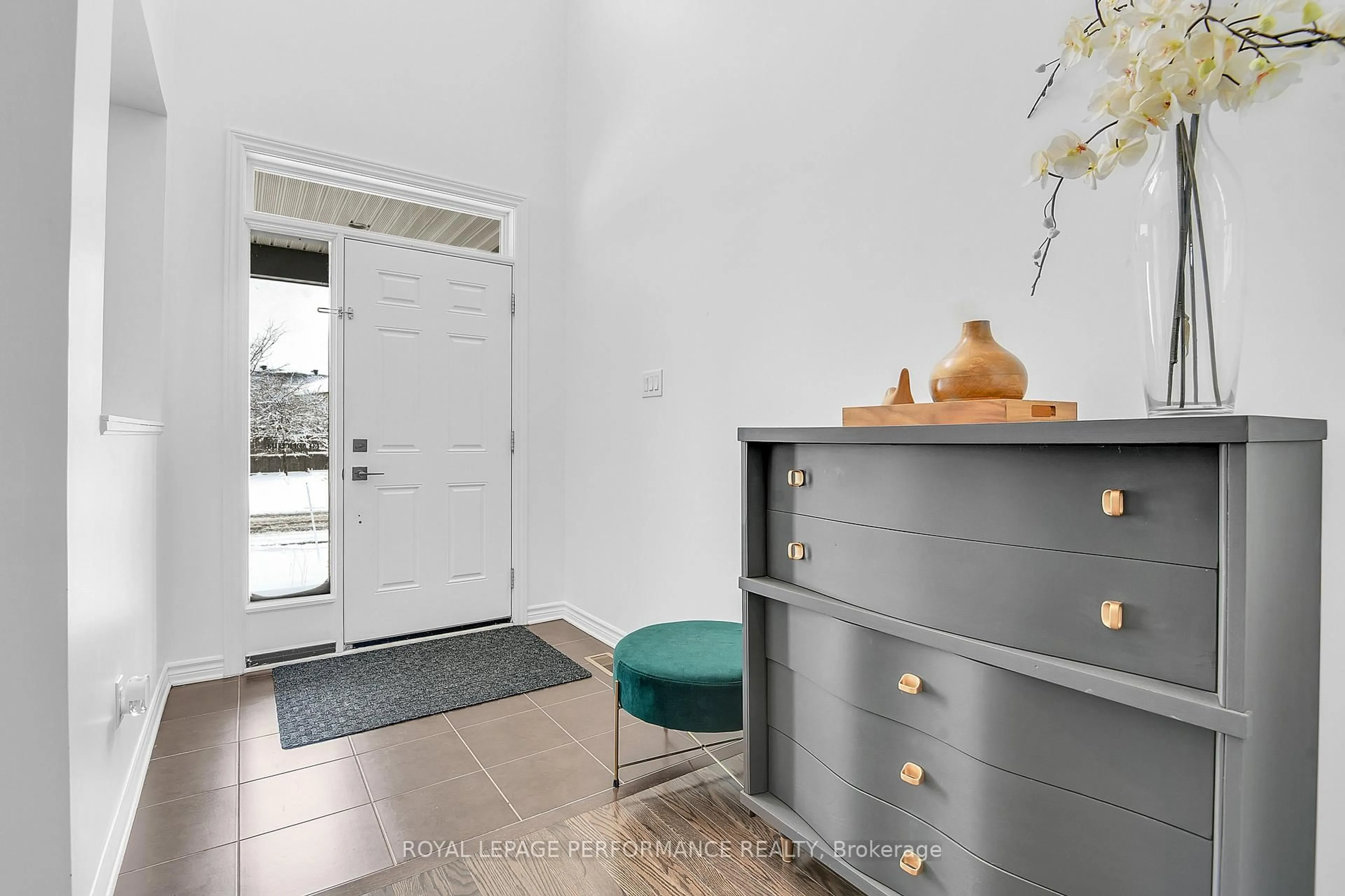 Indoor entryway for 179 Gracewood Cres, Ottawa Ontario K1T 0J3