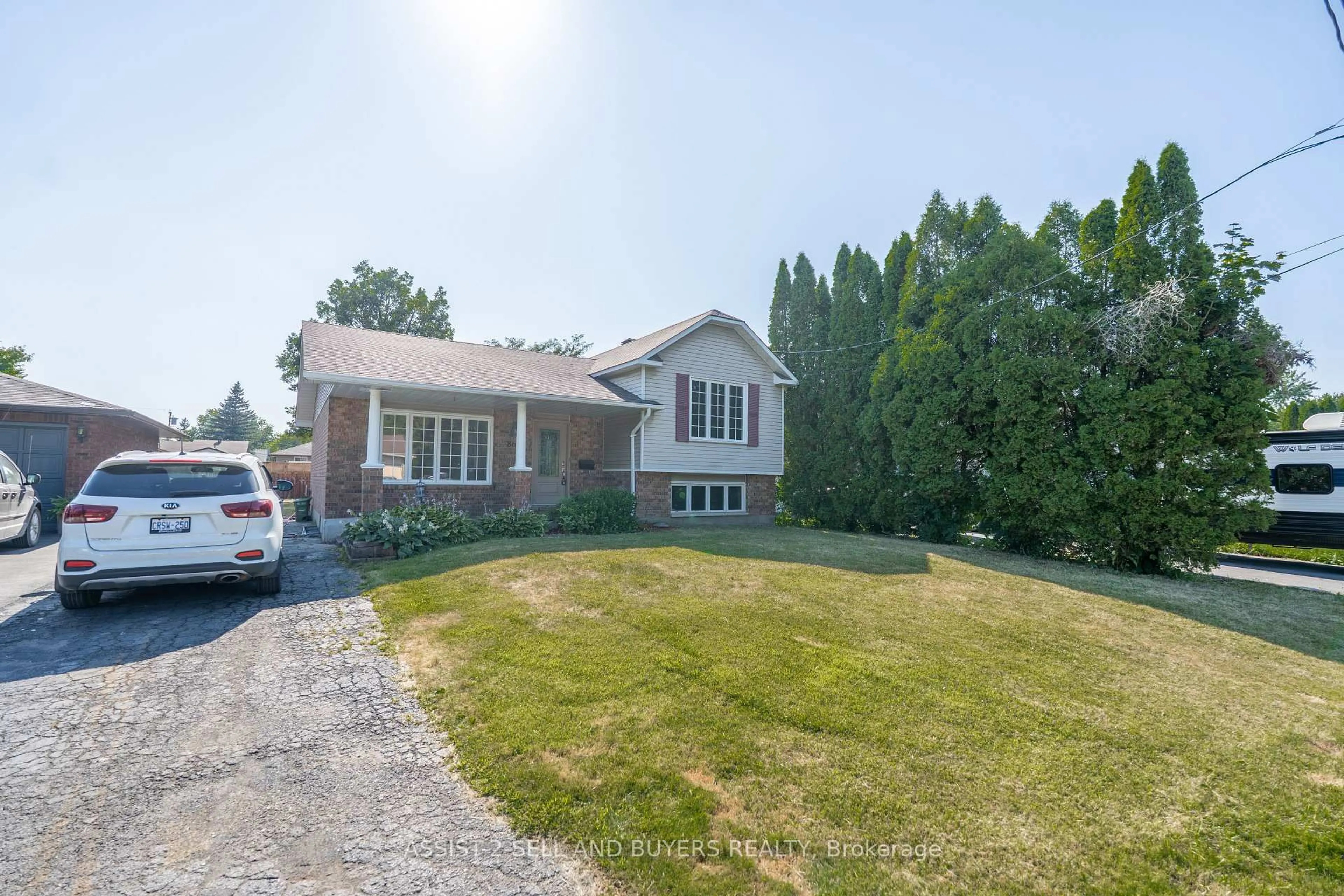 A pic from outside/outdoor area/front of a property/back of a property/a pic from drone, street for 862 Dundee Ave, Cornwall Ontario K6J 5J9