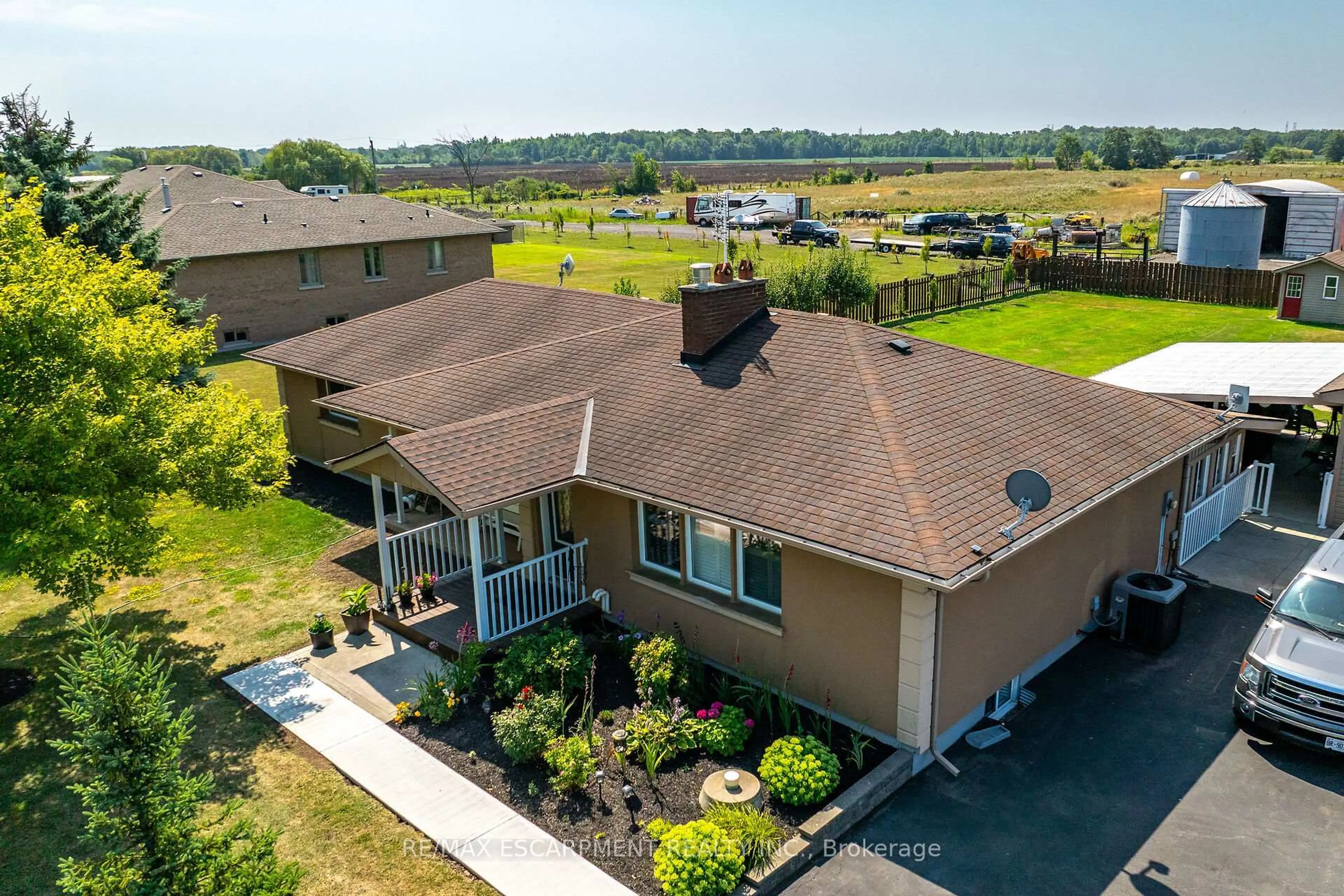 A pic from outside/outdoor area/front of a property/back of a property/a pic from drone, water/lake/river/ocean view for 982 Highland Rd, Hamilton Ontario L8J 3G9
