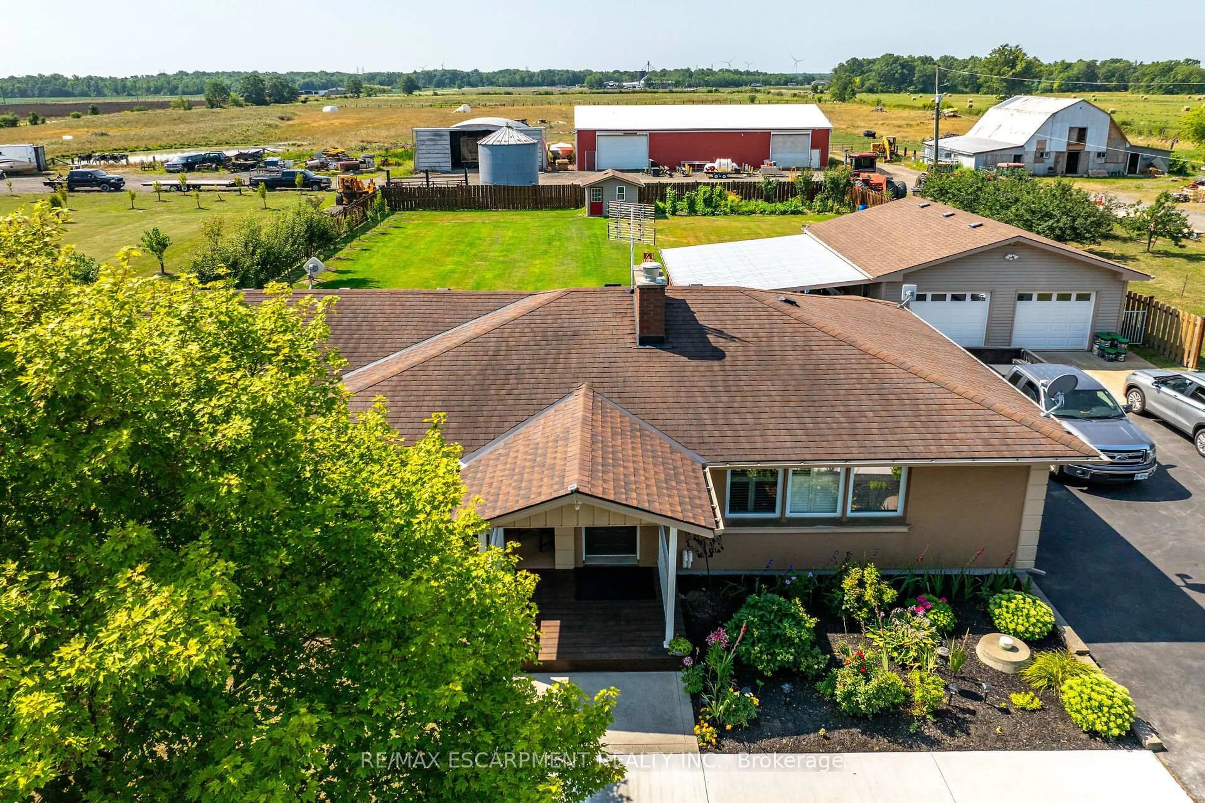 A pic from outside/outdoor area/front of a property/back of a property/a pic from drone, water/lake/river/ocean view for 982 Highland Rd, Hamilton Ontario L8J 3G9