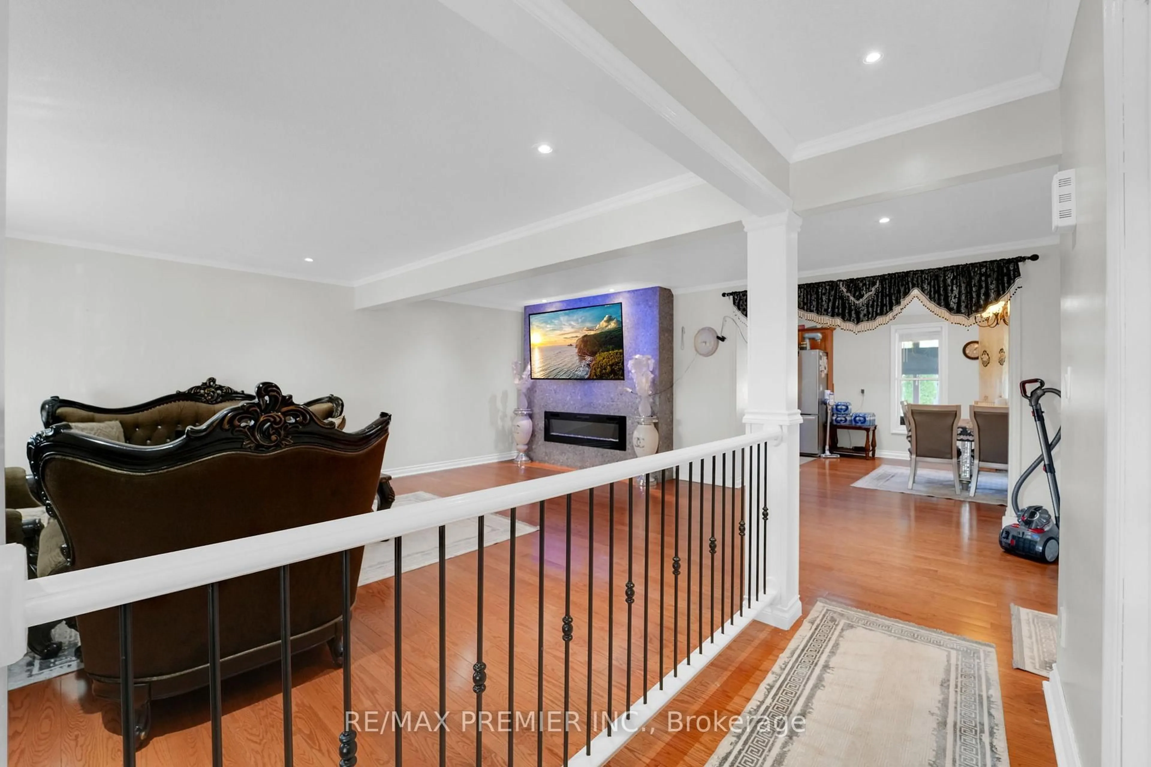 Indoor foyer for 12 THE MEADOWS, St. Catharines Ontario L2N 7K7