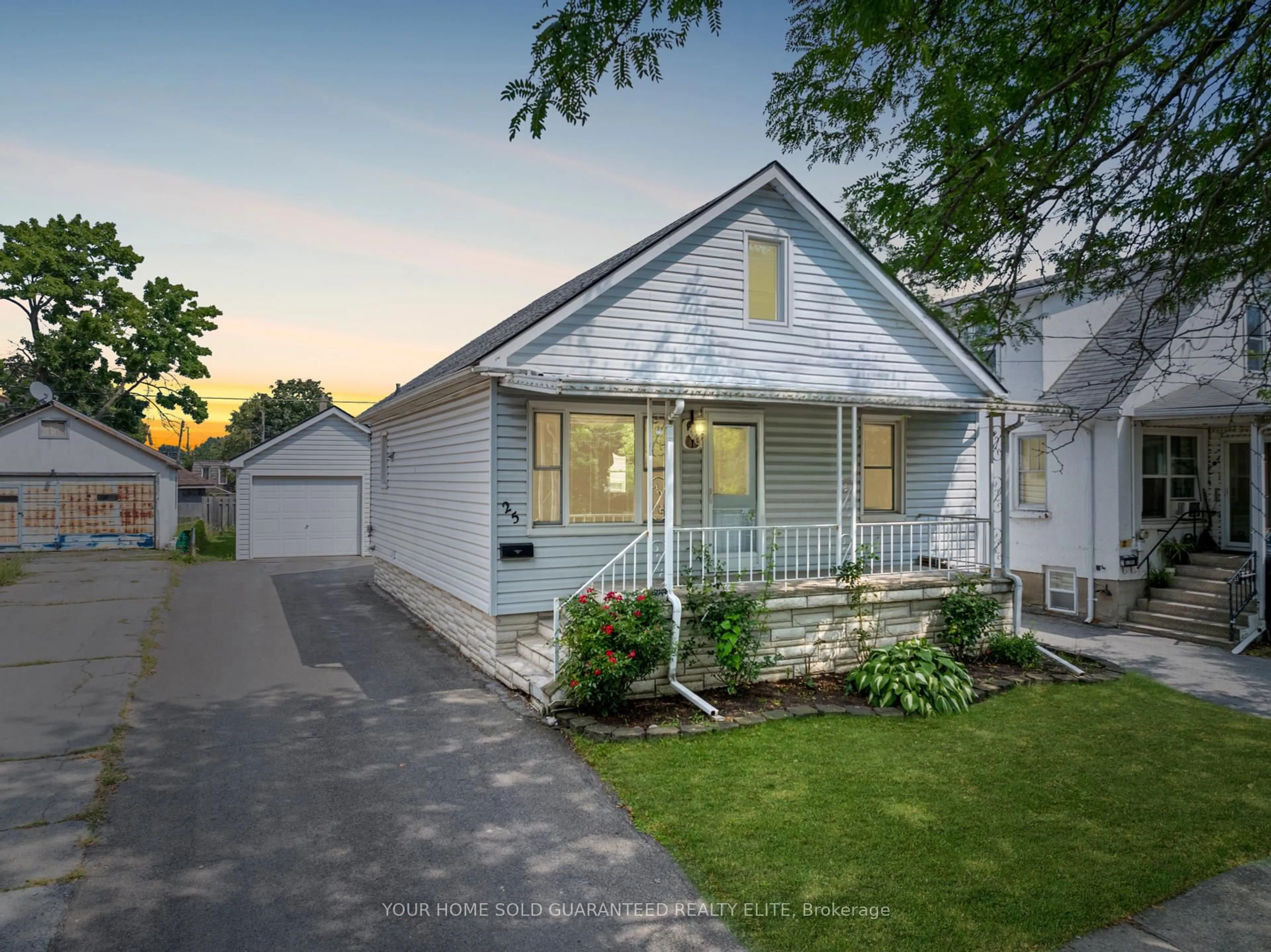 Home with vinyl exterior material, street for 25 Balmoral Ave, Welland Ontario L3B 1S3