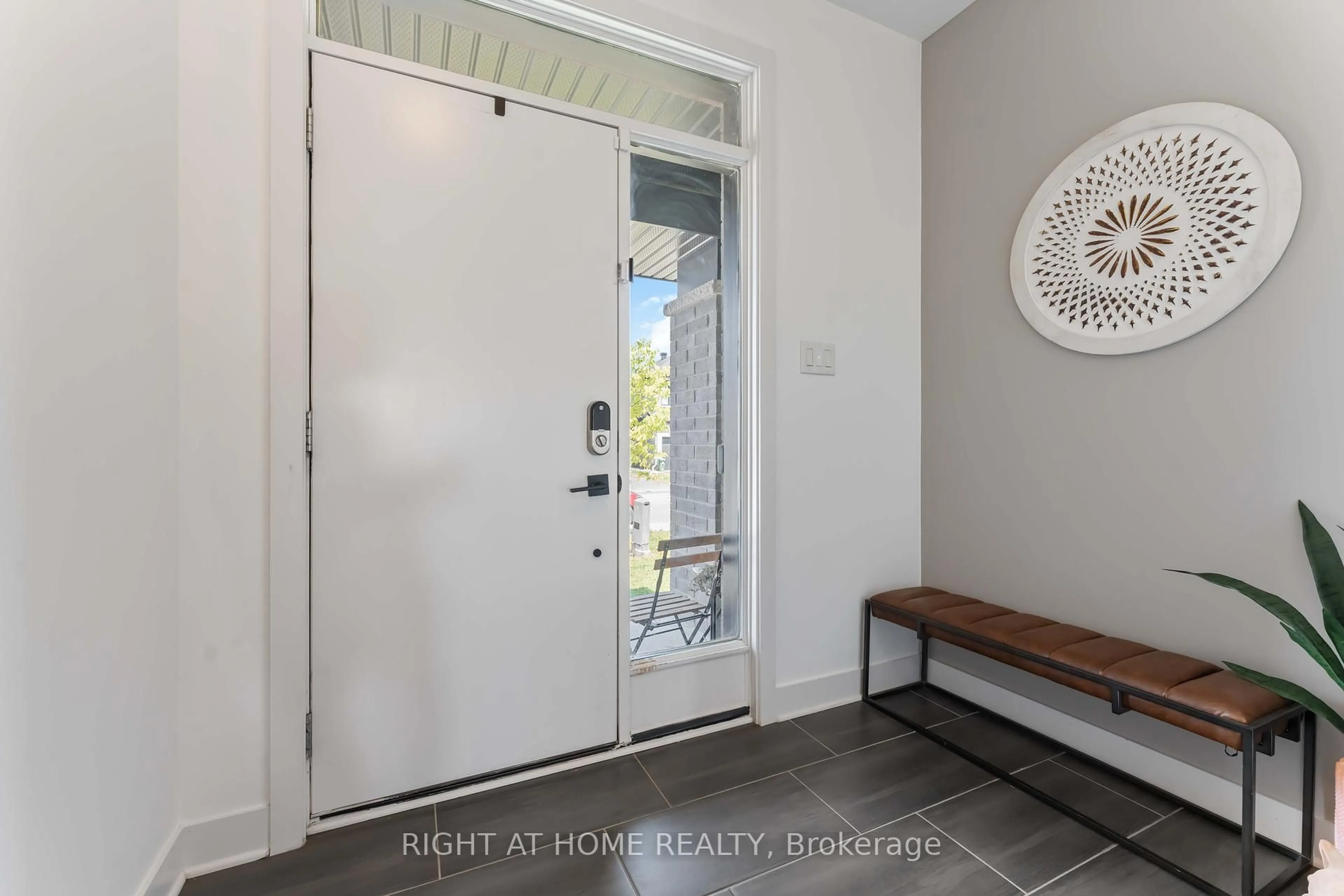 Indoor entryway for 182 CREVASSE Rd, Ottawa Ontario K1W 0R5
