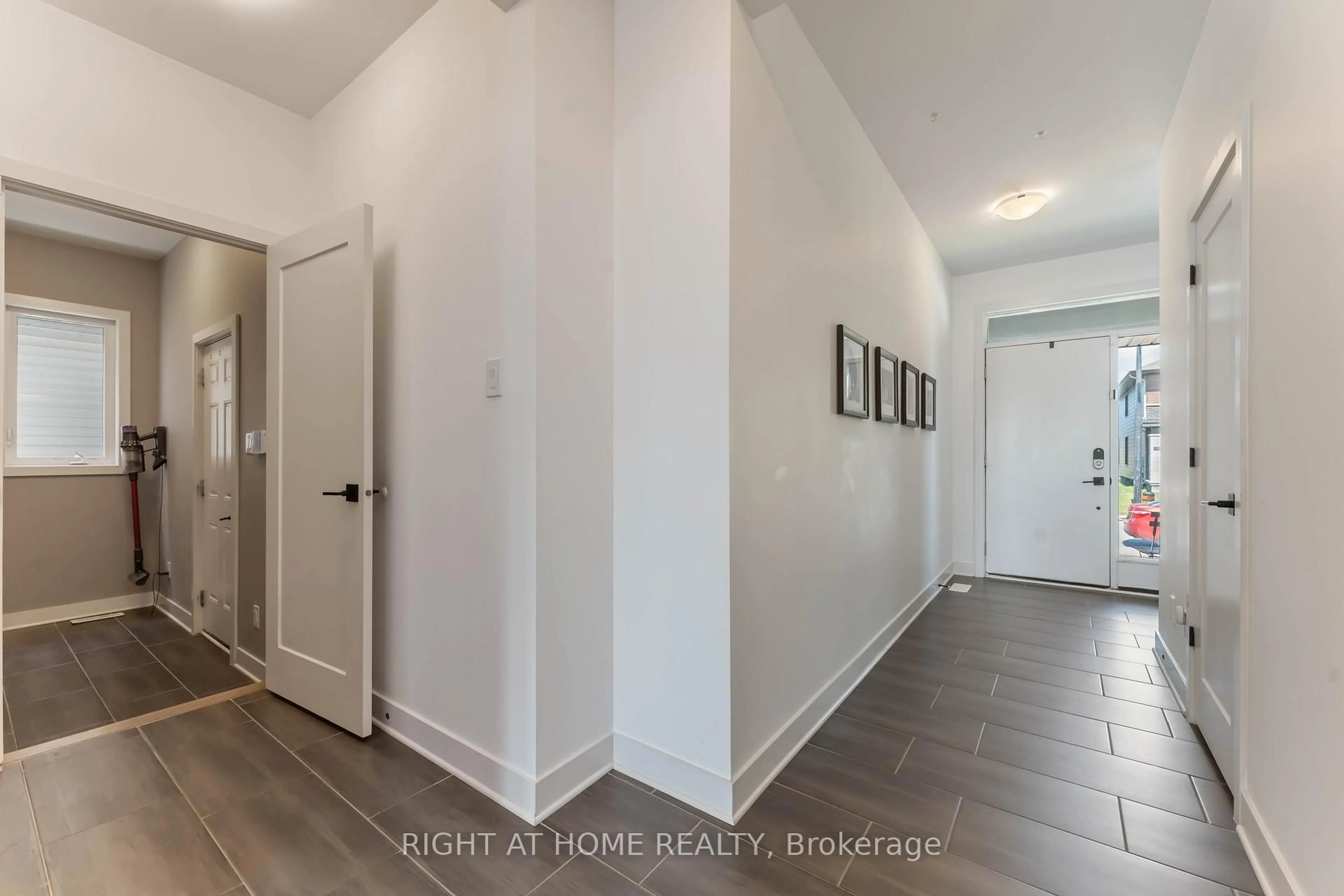 Indoor entryway for 182 CREVASSE Rd, Ottawa Ontario K1W 0R5