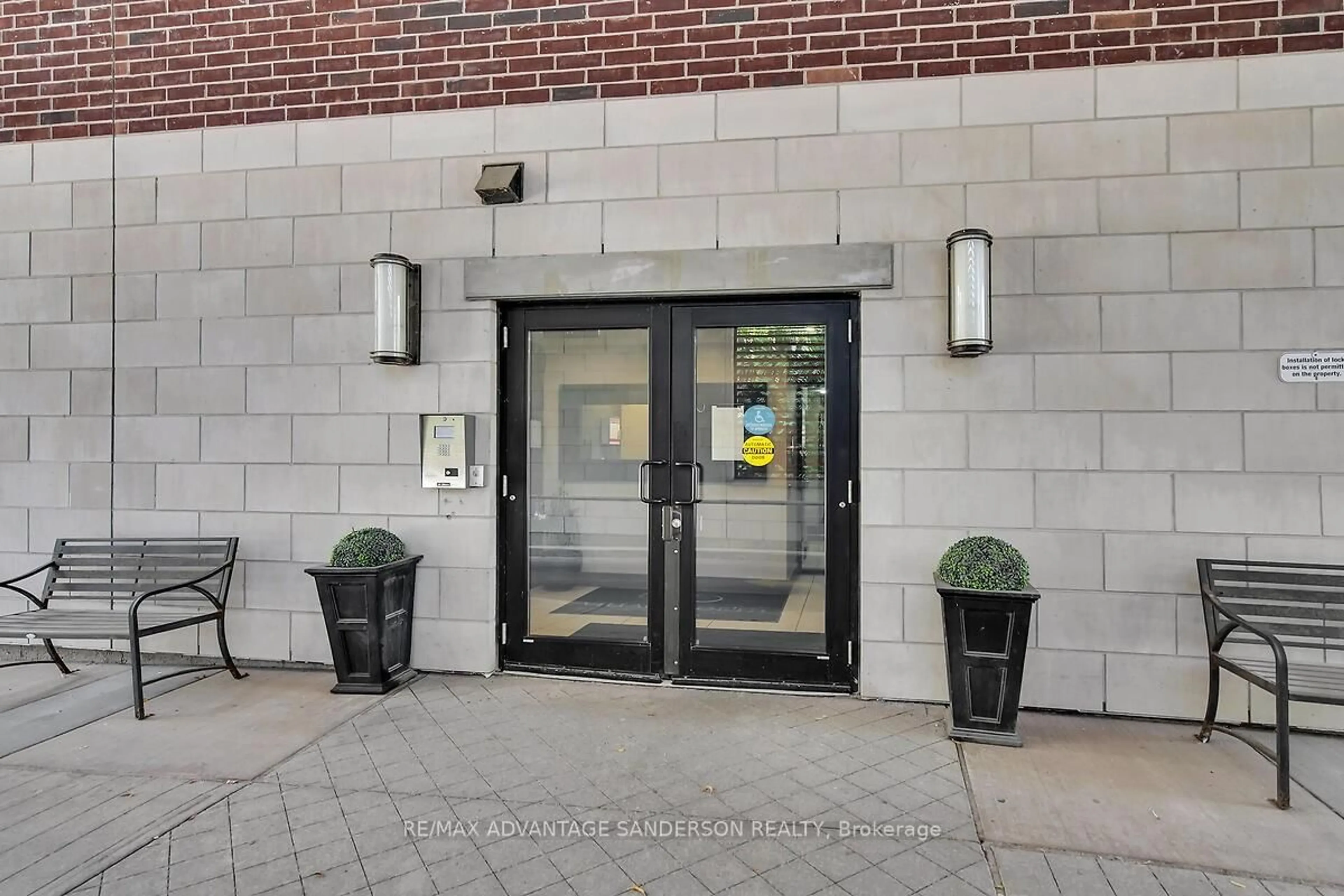 Indoor foyer for 89 Ridout St #304, London South Ontario N6C 3X2