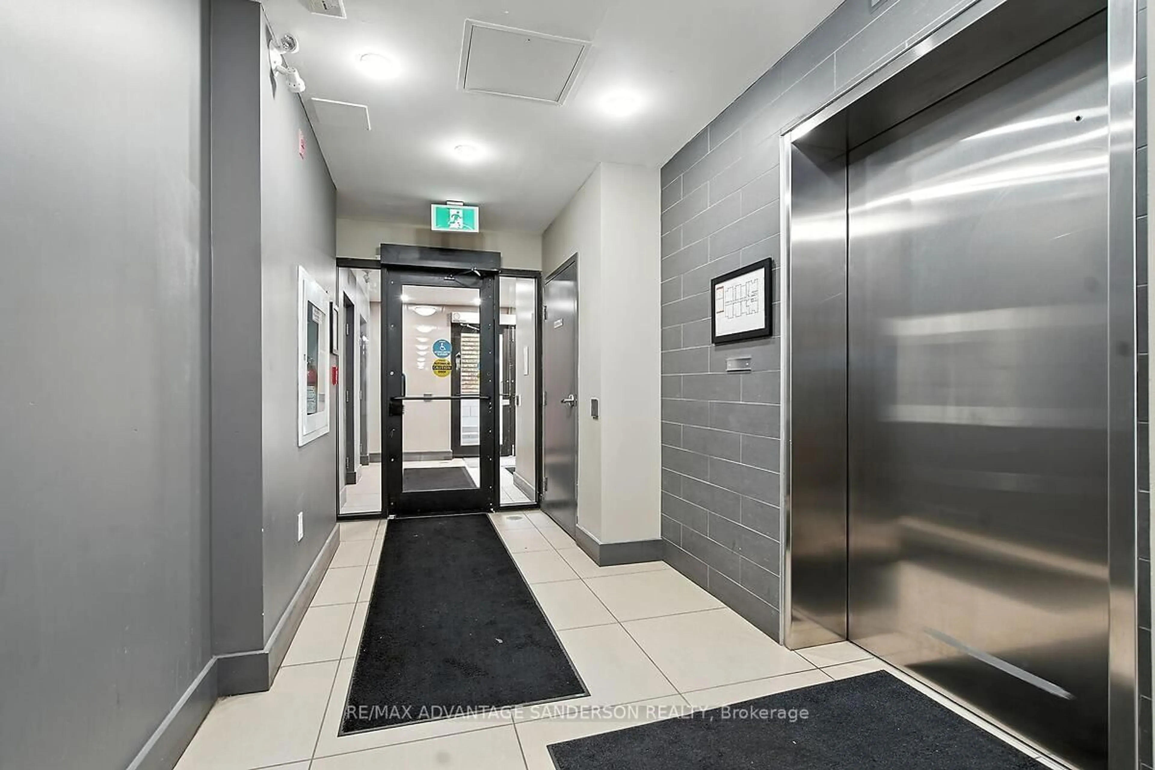 Indoor foyer for 89 Ridout St #304, London South Ontario N6C 3X2