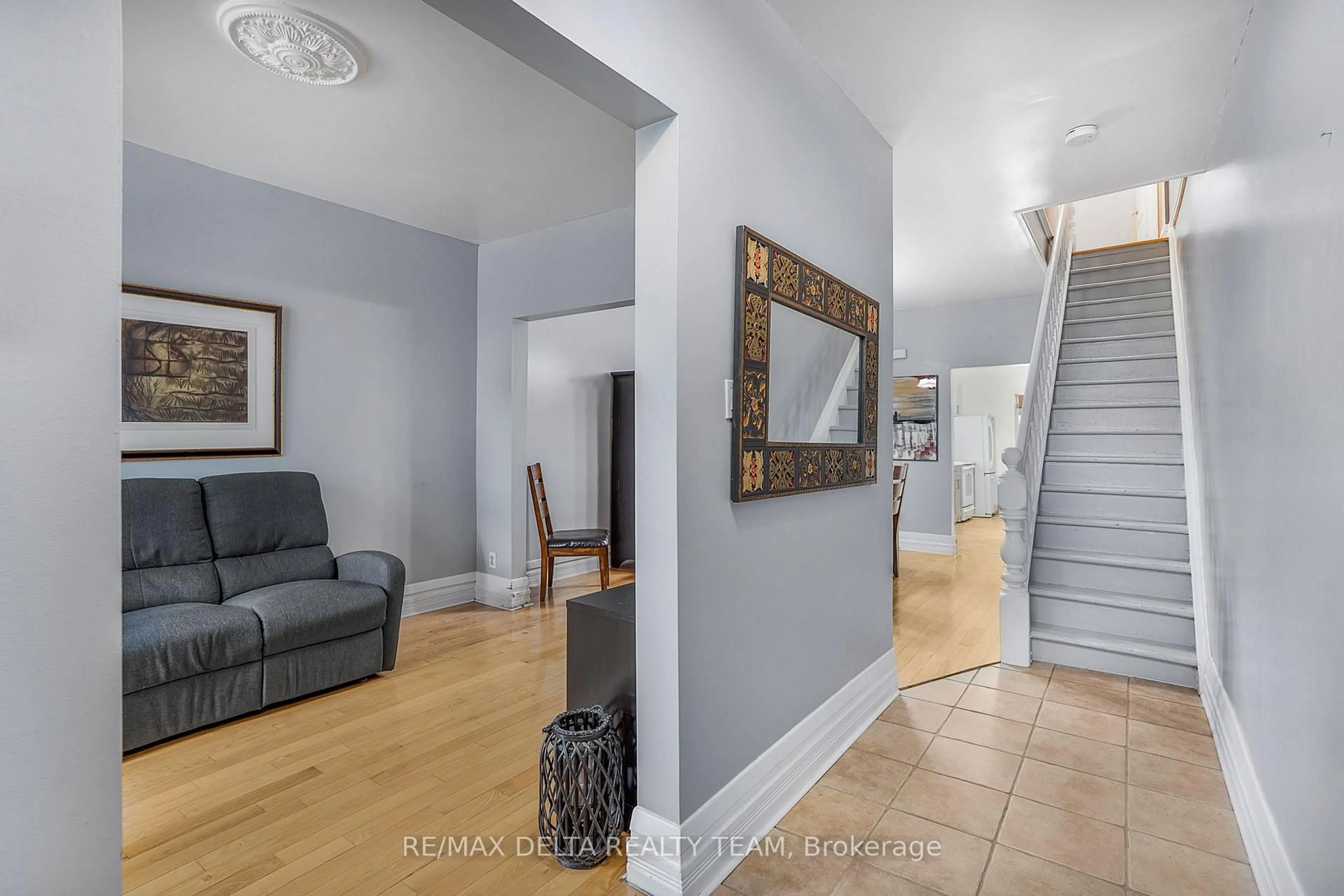 Indoor foyer for 245 York St, Ottawa Ontario K1N 5T9