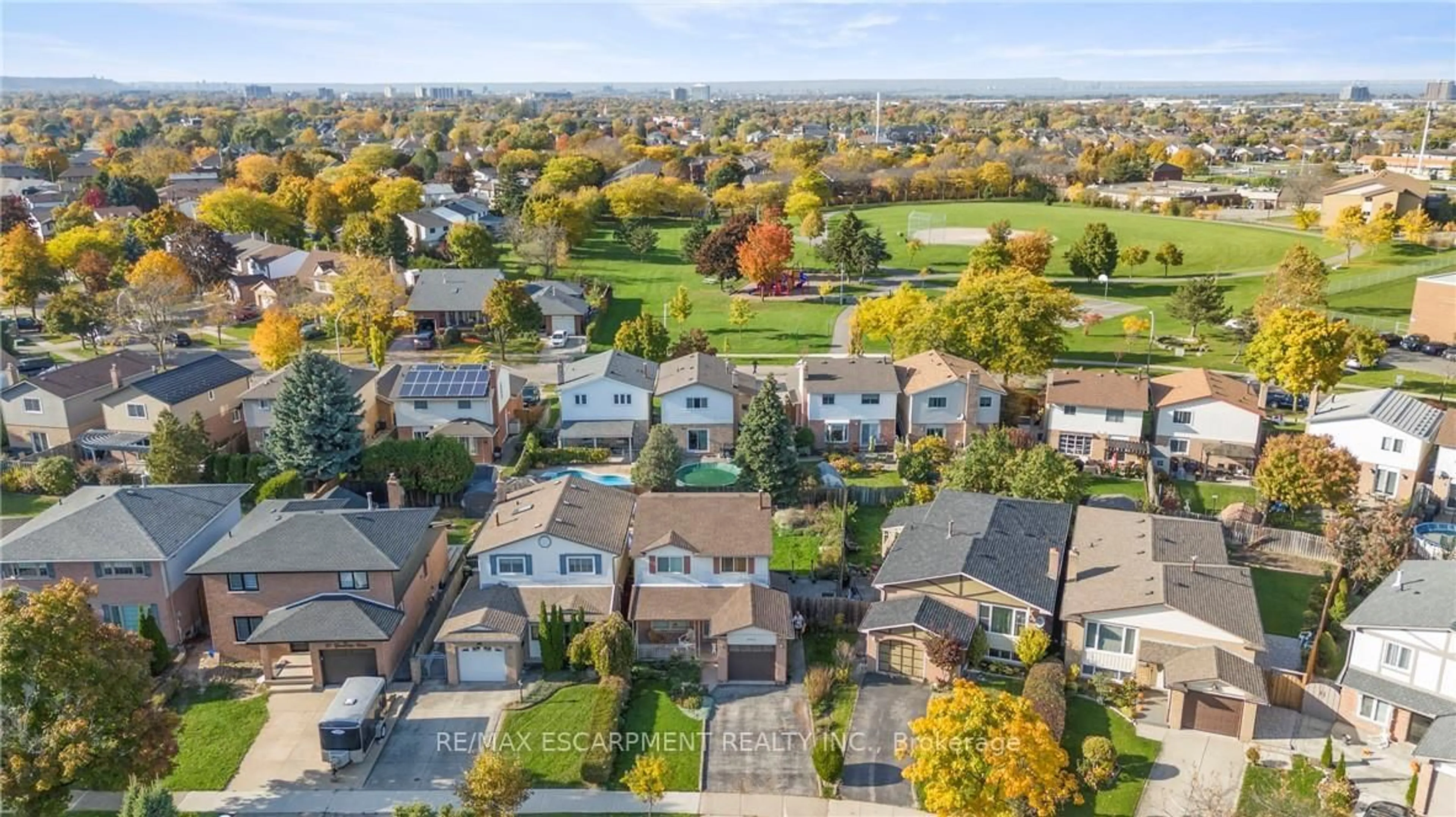 A pic from outside/outdoor area/front of a property/back of a property/a pic from drone, unknown for 26 Glenashton Dr, Hamilton Ontario L8G 4E8