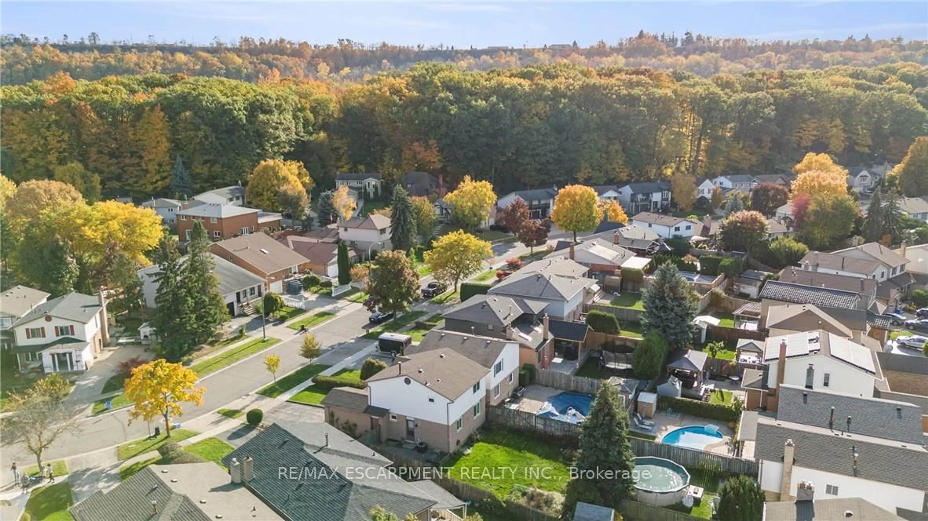A pic from outside/outdoor area/front of a property/back of a property/a pic from drone, street for 26 Glenashton Dr, Hamilton Ontario L8G 4E8