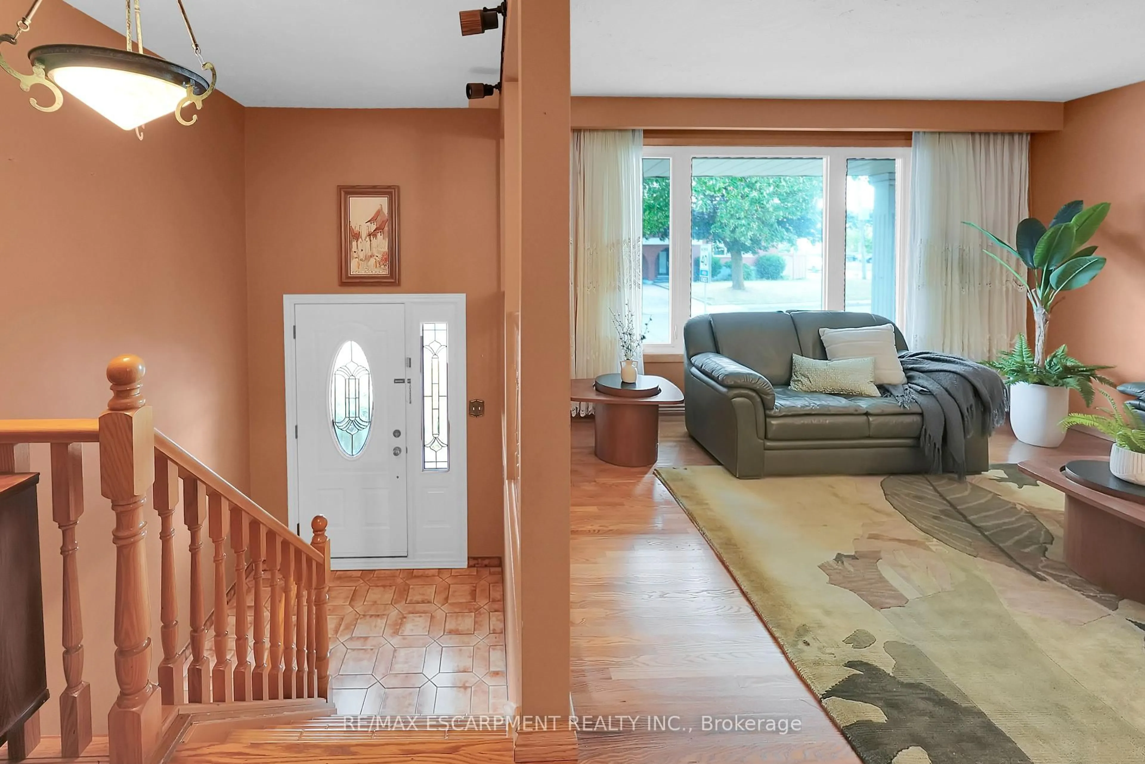 Indoor foyer for 11 Pinard St, Hamilton Ontario L8K 6G8