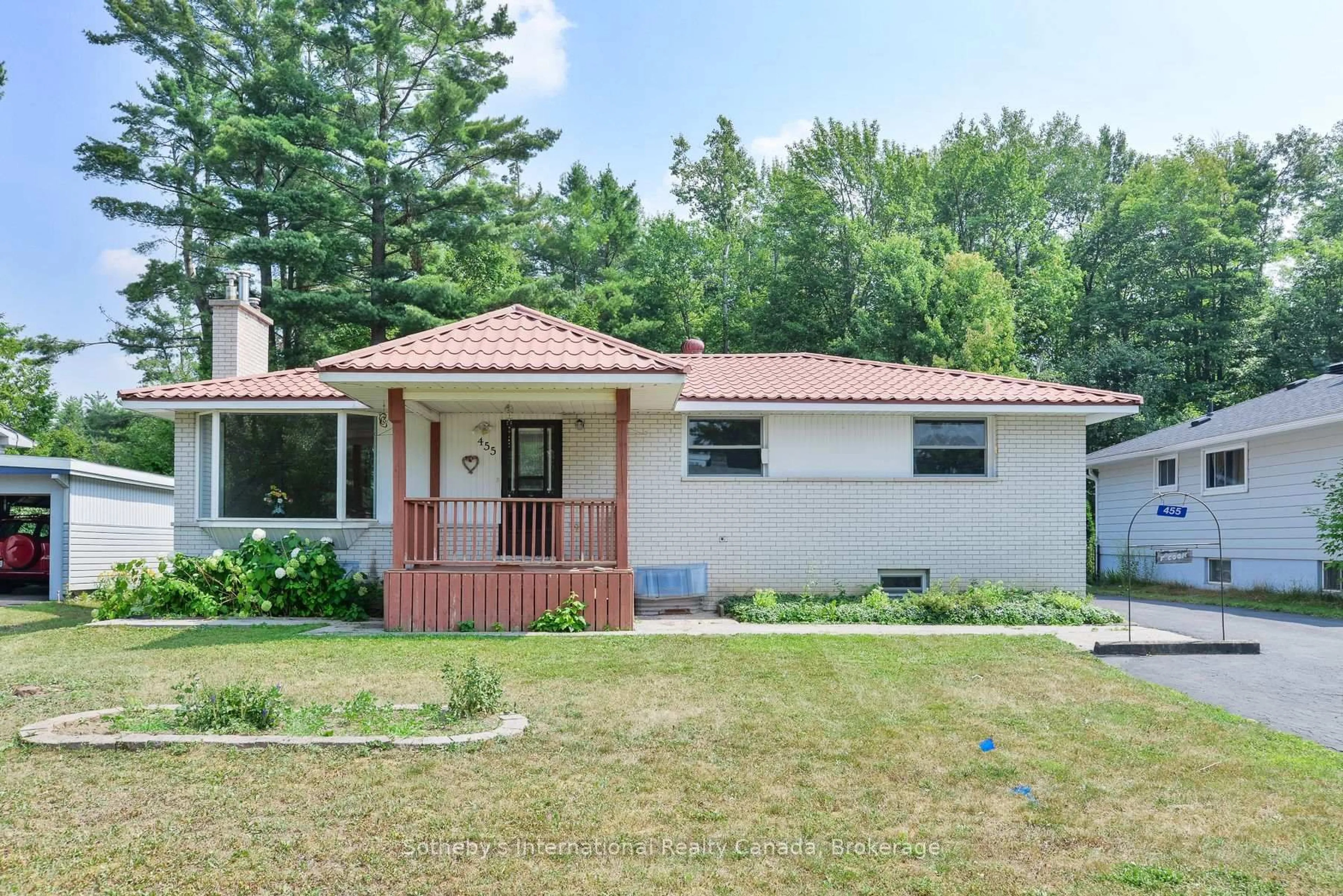 Home with vinyl exterior material, street for 455 Fairview Dr, Gravenhurst Ontario P1P 1L2