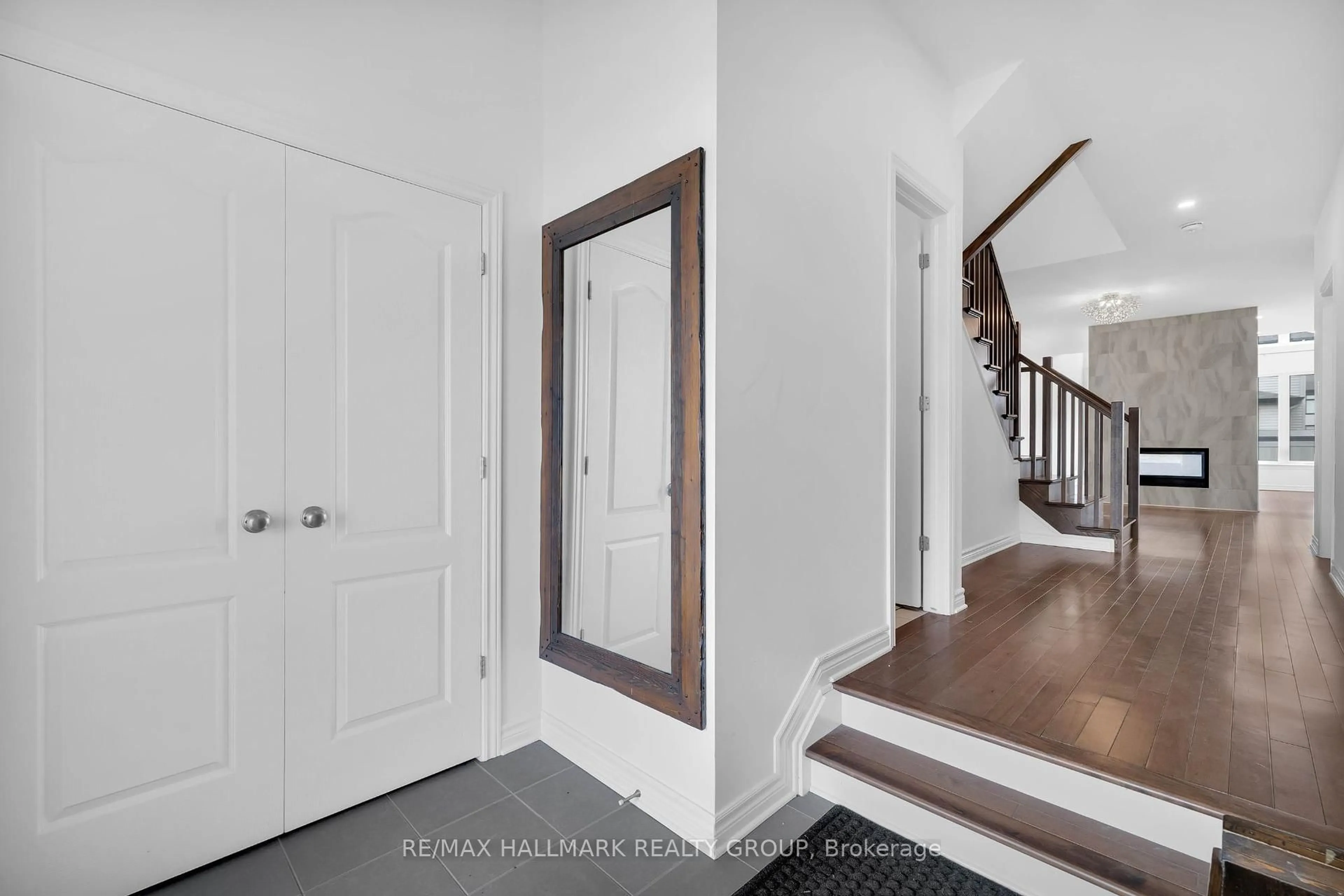 Indoor entryway for 276 Big Dipper St, Ottawa Ontario K4M 0J6