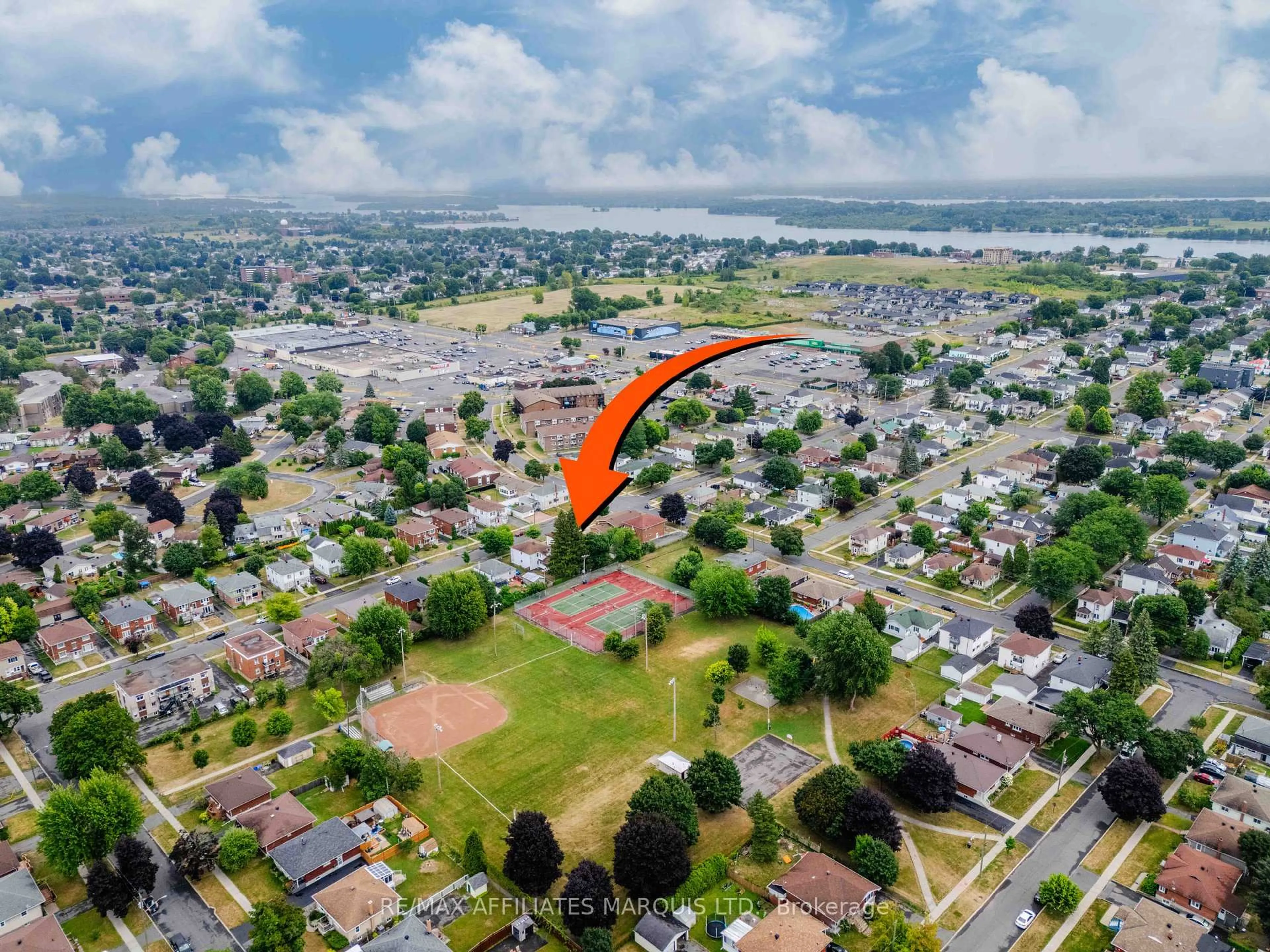 A pic from outside/outdoor area/front of a property/back of a property/a pic from drone, street for 601 St Felix St, Cornwall Ontario K6H 5B4