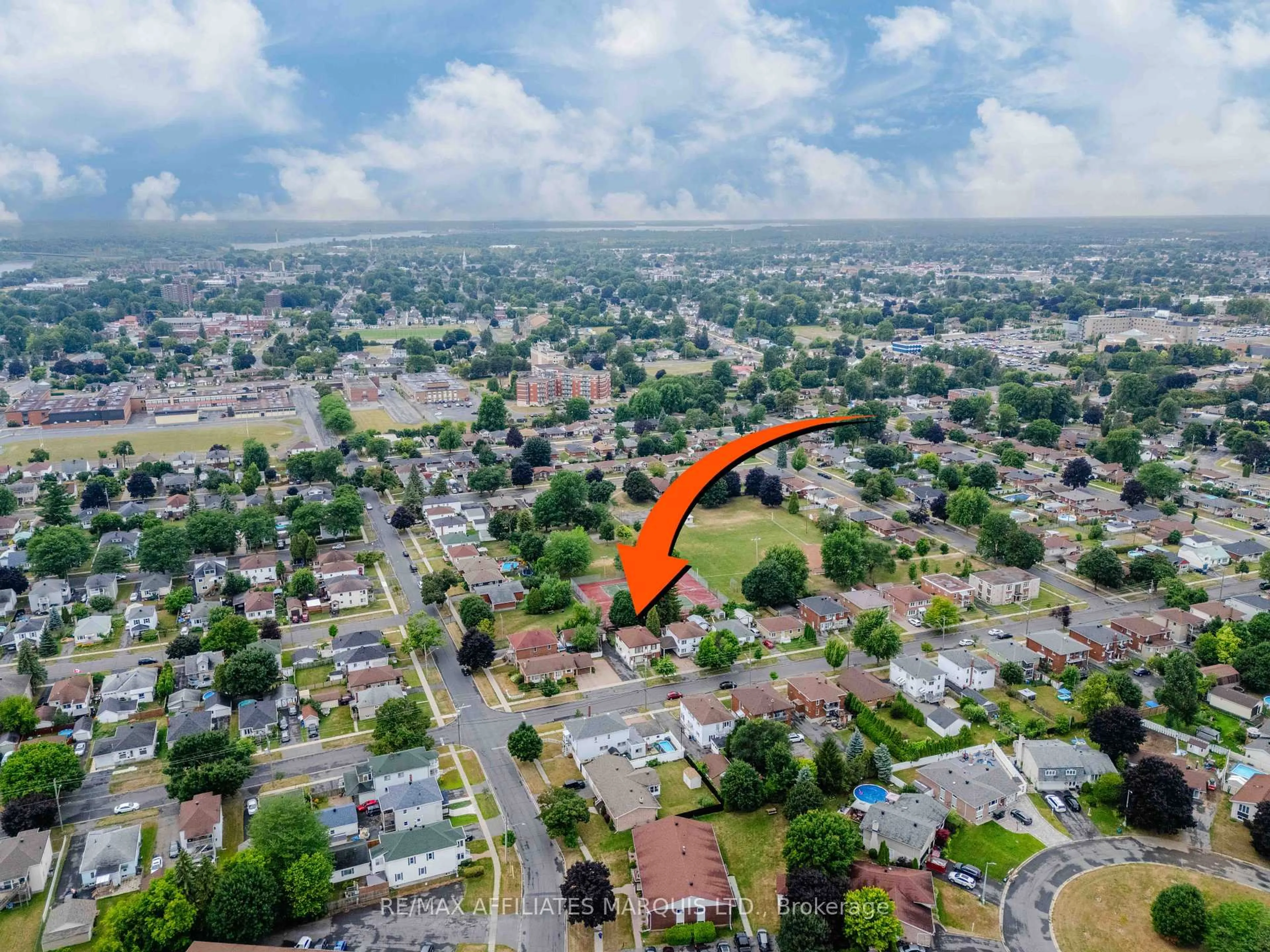 A pic from outside/outdoor area/front of a property/back of a property/a pic from drone, street for 601 St Felix St, Cornwall Ontario K6H 5B4