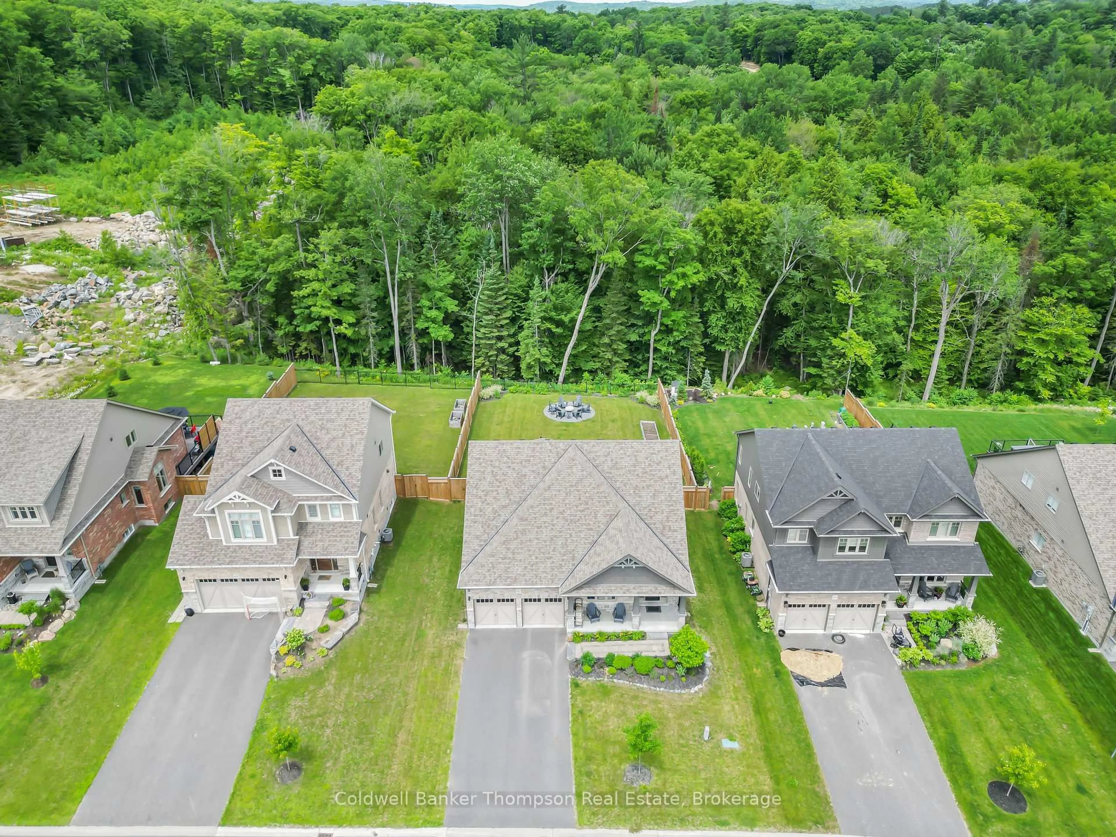 A pic from outside/outdoor area/front of a property/back of a property/a pic from drone, unknown for 42 Woodstream Dr, Huntsville Ontario P1H 0B7