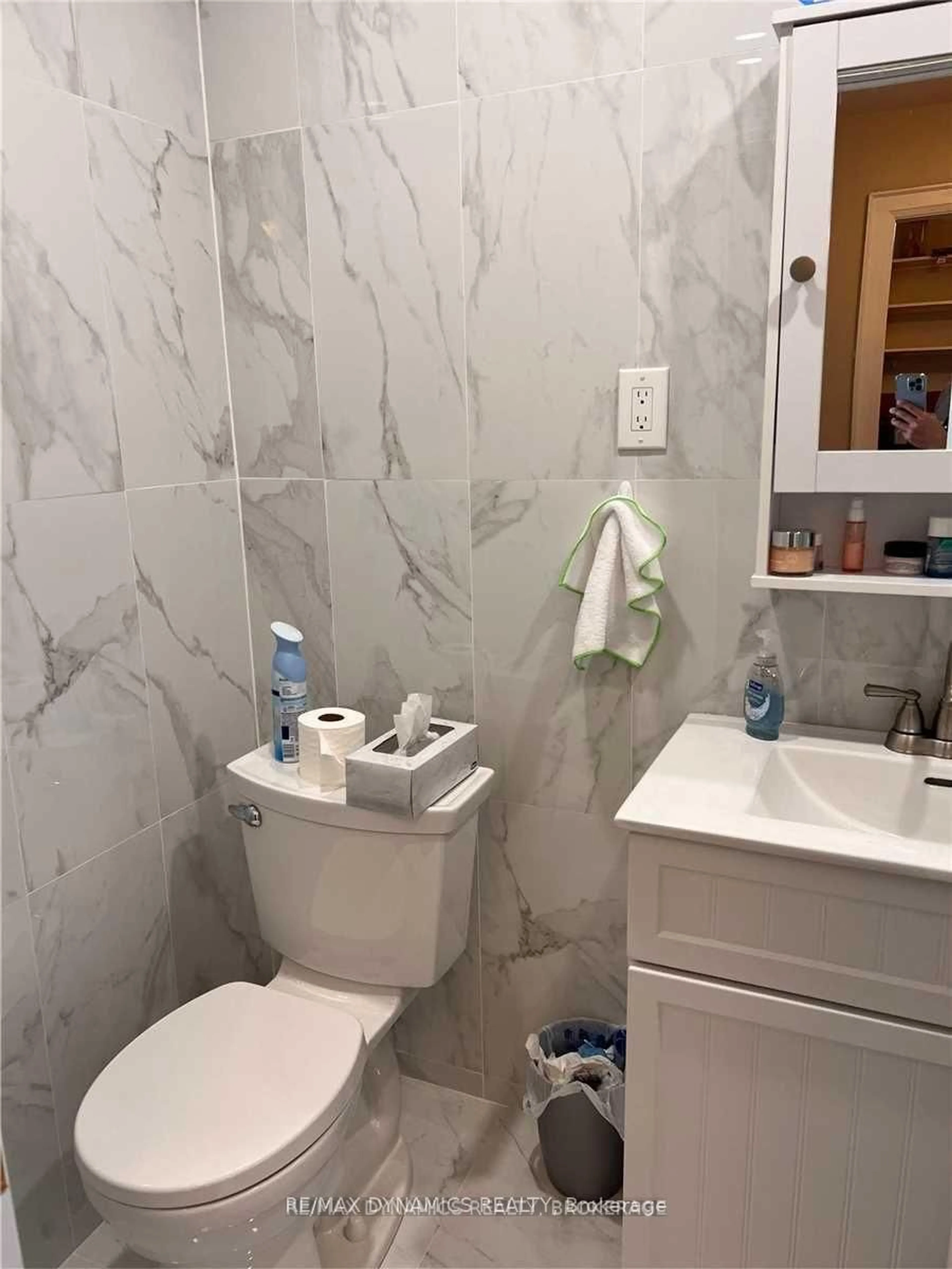 Standard bathroom, ceramic/tile floor for 5825 Depew Ave, Niagara Falls Ontario L2G 5M2