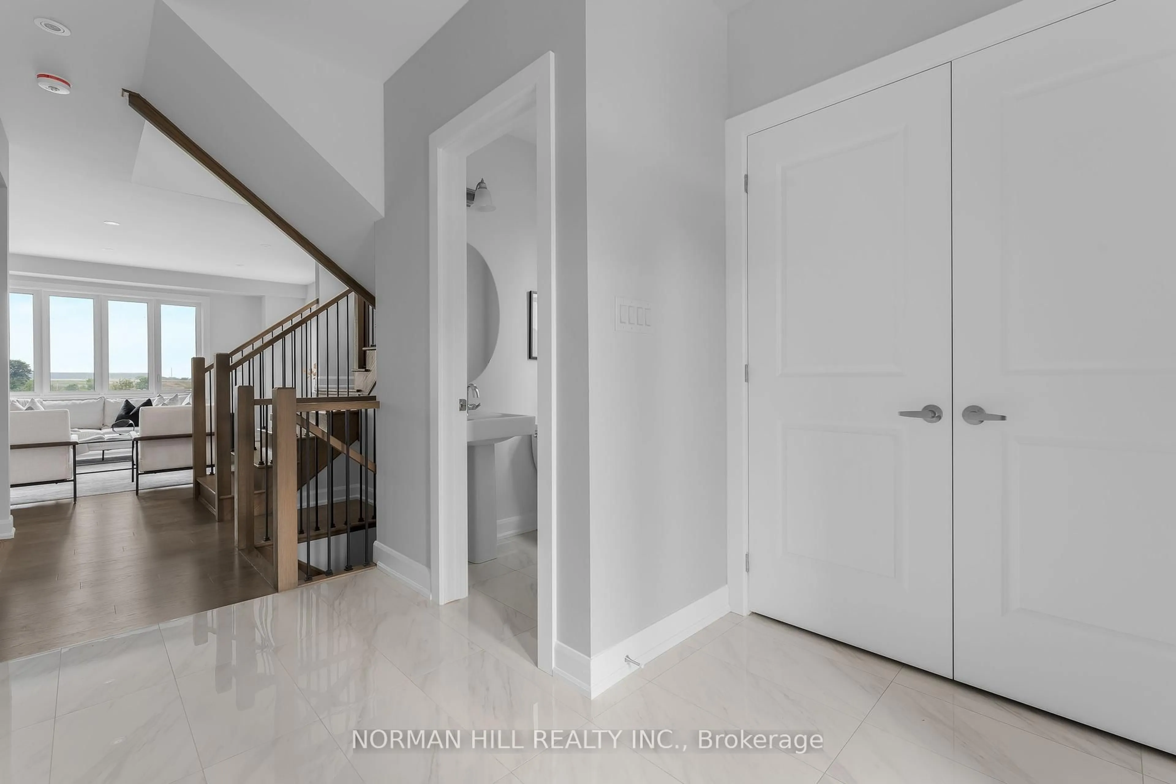 Indoor entryway for 81 Midland Pl, Welland Ontario L3B 0H2
