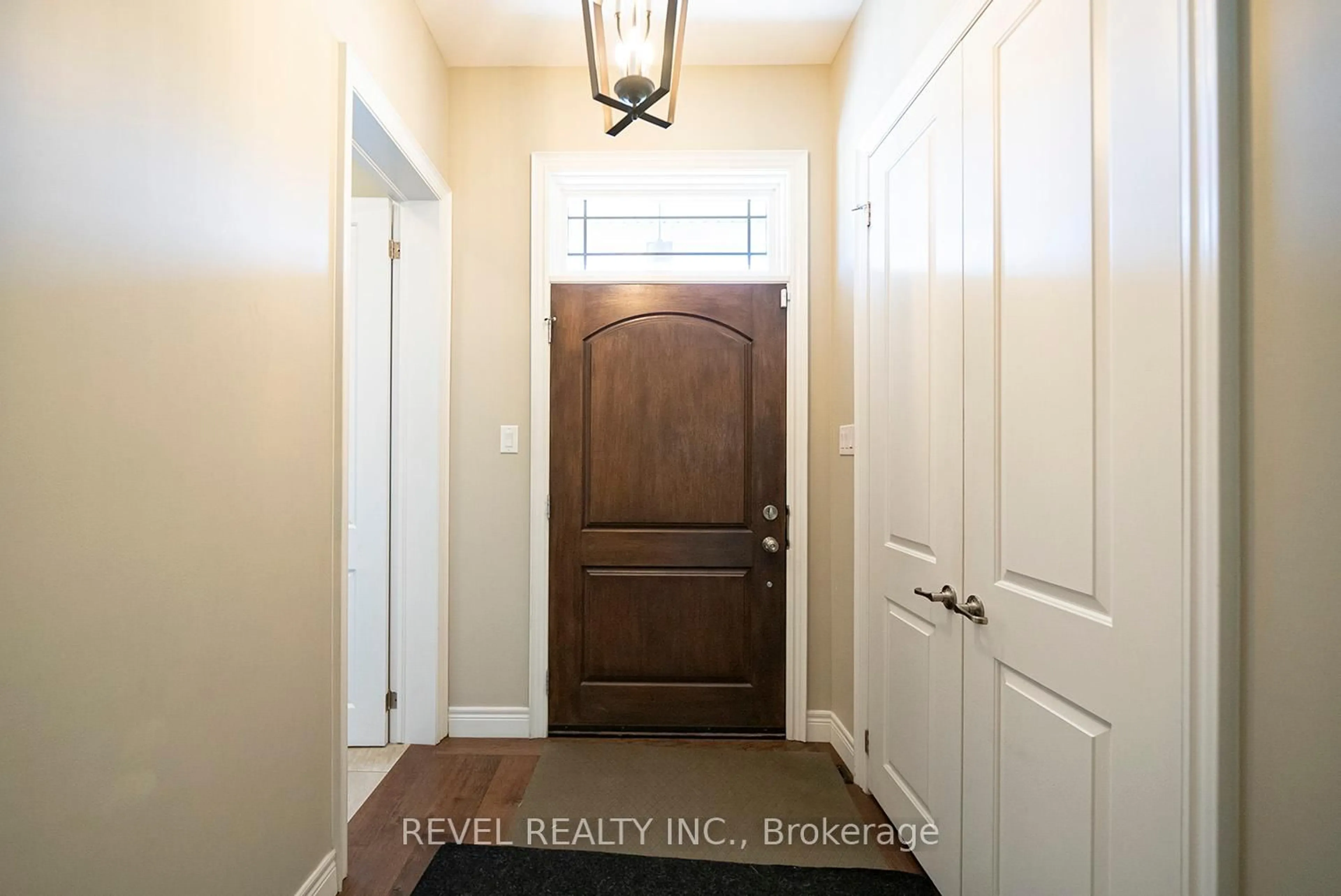 Indoor entryway for 158 Willow St #2, Brant Ontario N3L 3E1