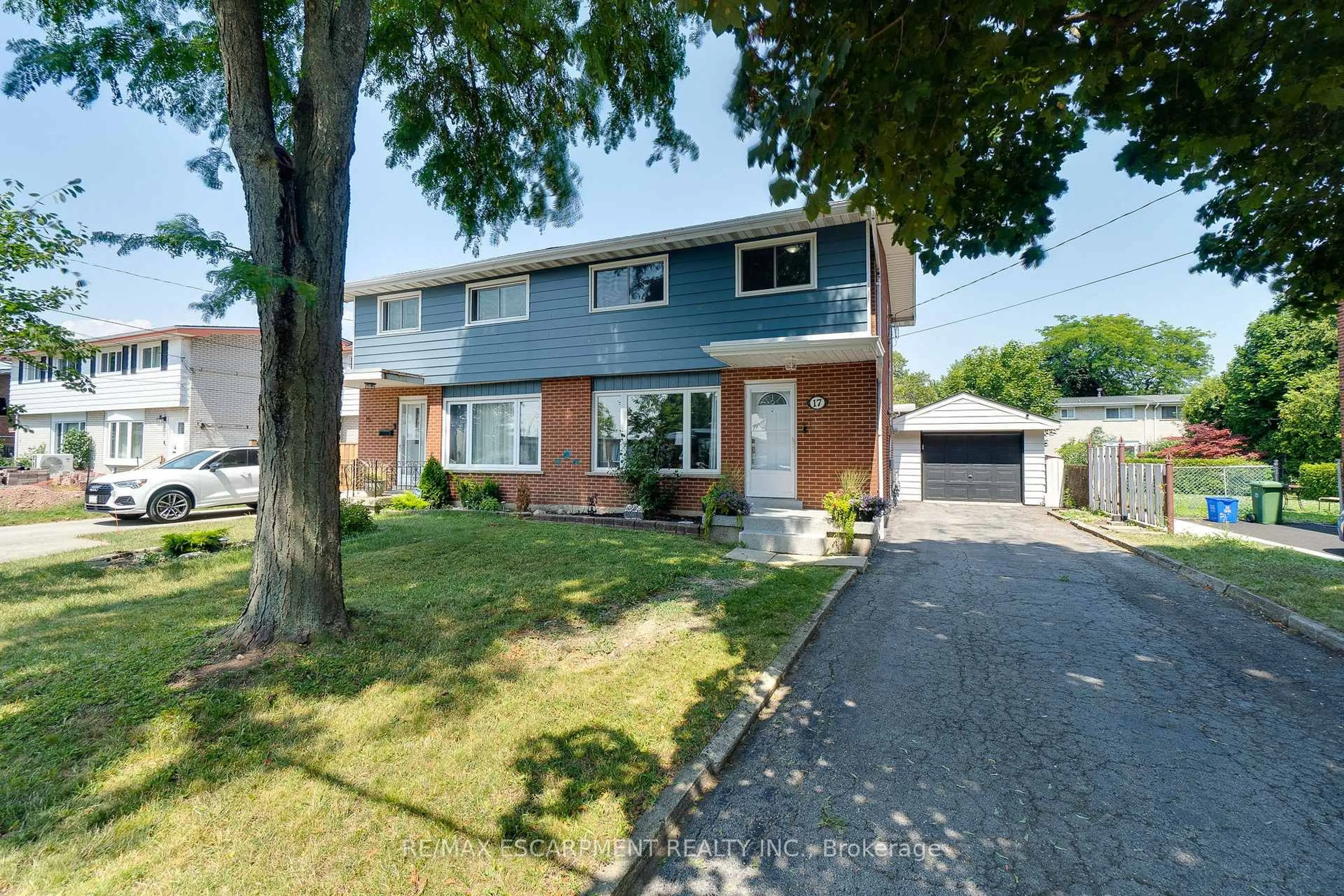 A pic from outside/outdoor area/front of a property/back of a property/a pic from drone, street for 17 RONALDSHAY Ave, Hamilton Ontario L9A 3B2