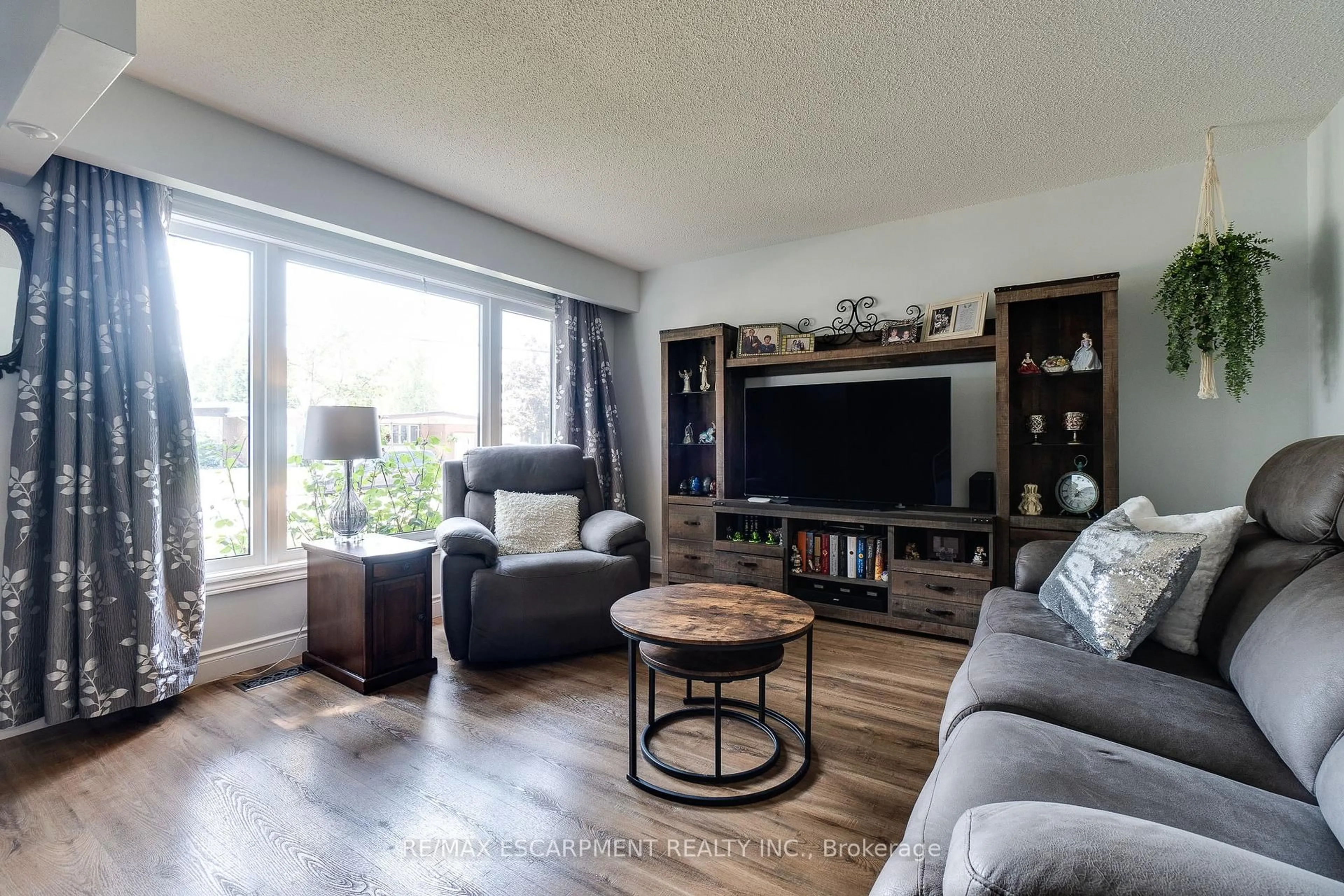 Living room with furniture, wood/laminate floor for 17 RONALDSHAY Ave, Hamilton Ontario L9A 3B2
