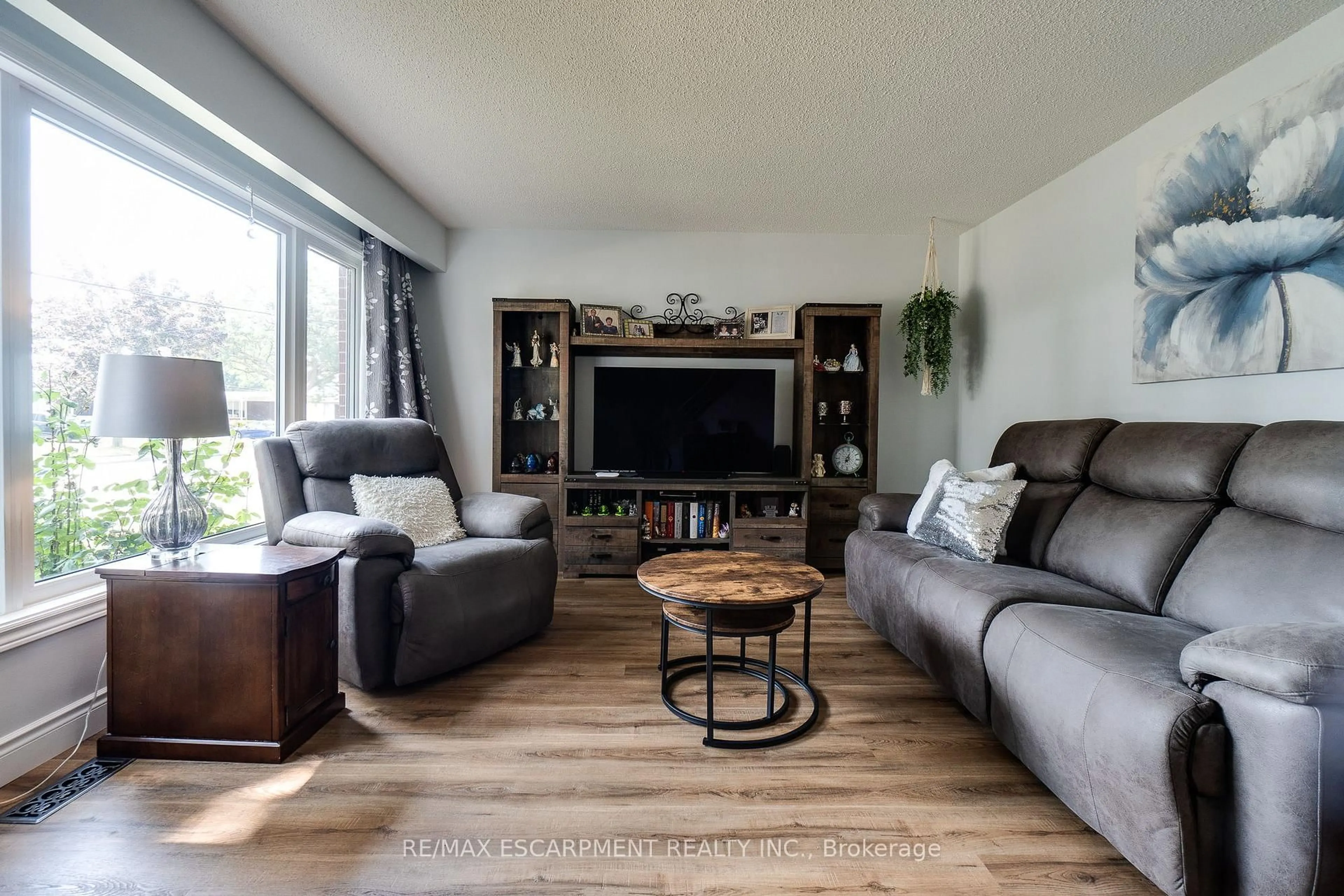 Living room with furniture, wood/laminate floor for 17 RONALDSHAY Ave, Hamilton Ontario L9A 3B2