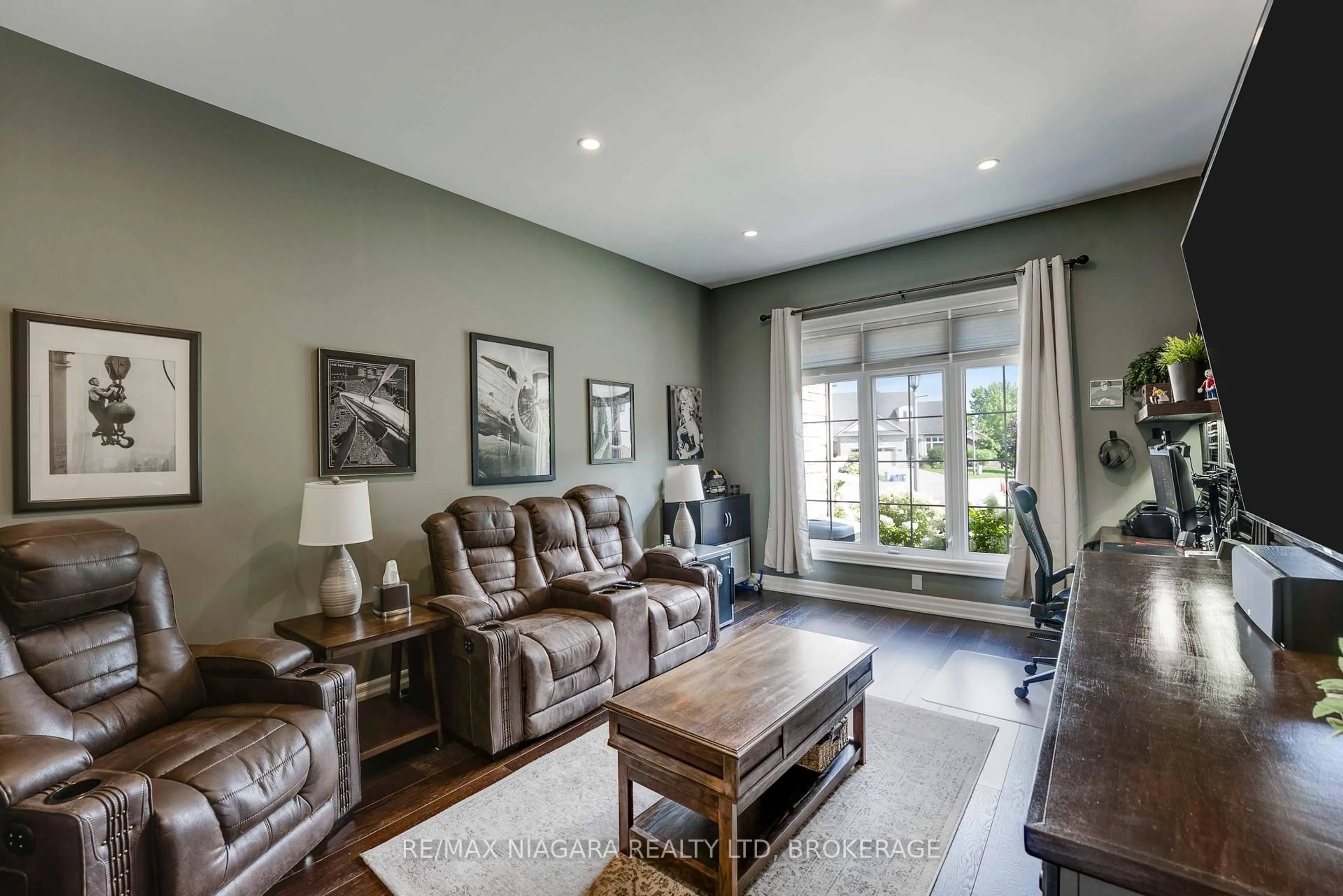 Living room with furniture, unknown for 6394 Pinestone Rd, Niagara Falls Ontario L2J 4L1
