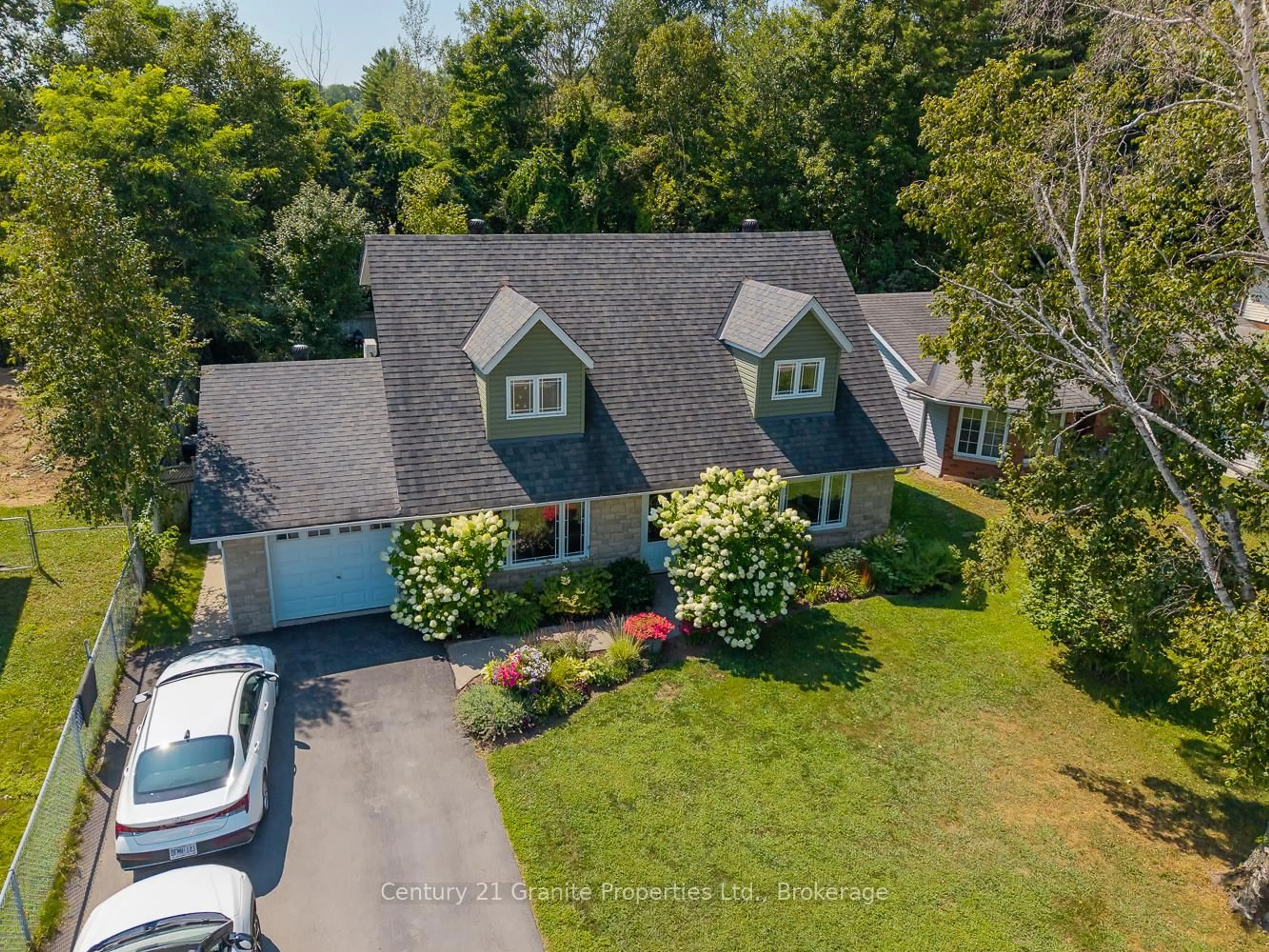 A pic from outside/outdoor area/front of a property/back of a property/a pic from drone, street for 7 Tudhope St, Parry Sound Ontario P2A 2H9