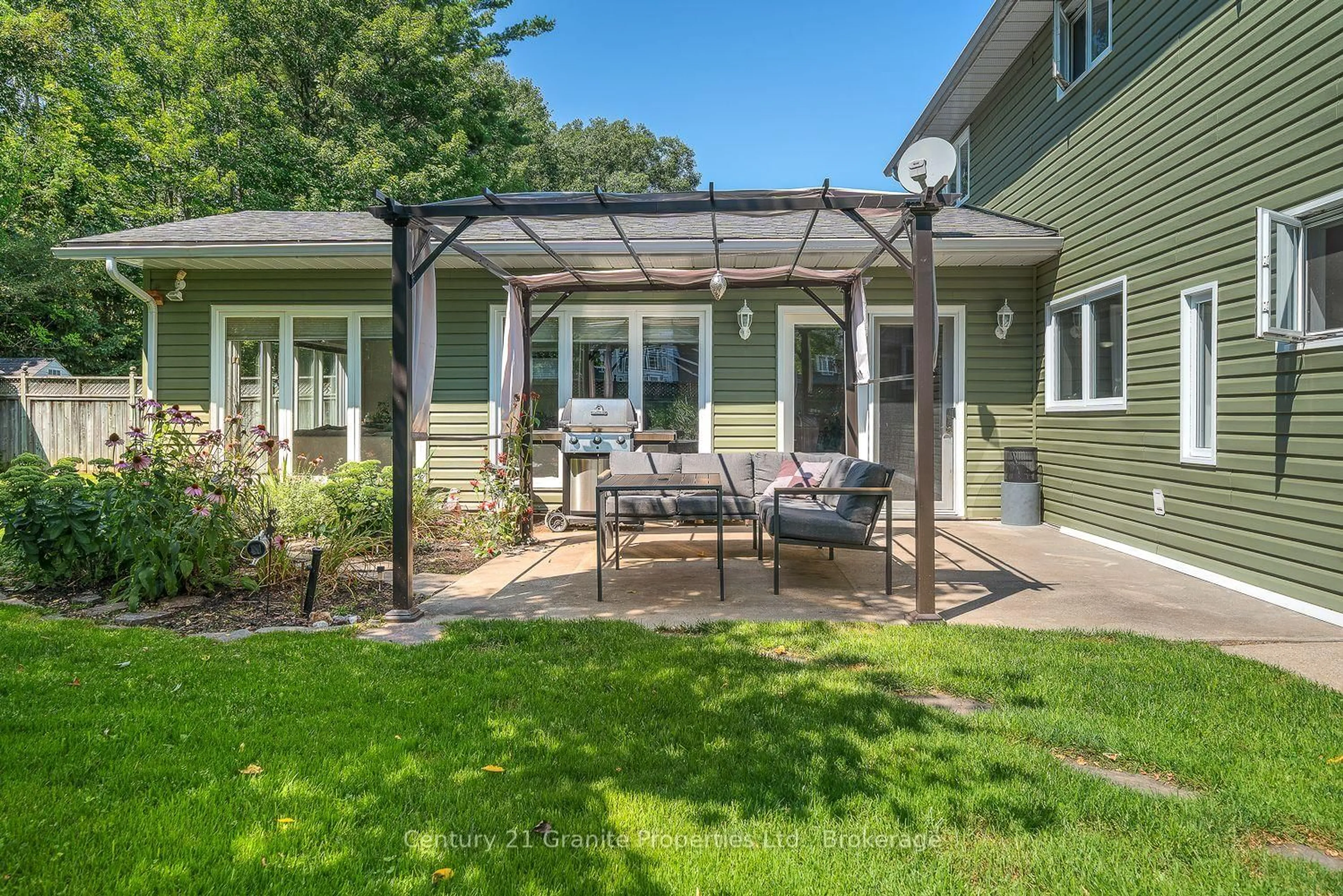 Patio, street for 7 Tudhope St, Parry Sound Ontario P2A 2H9