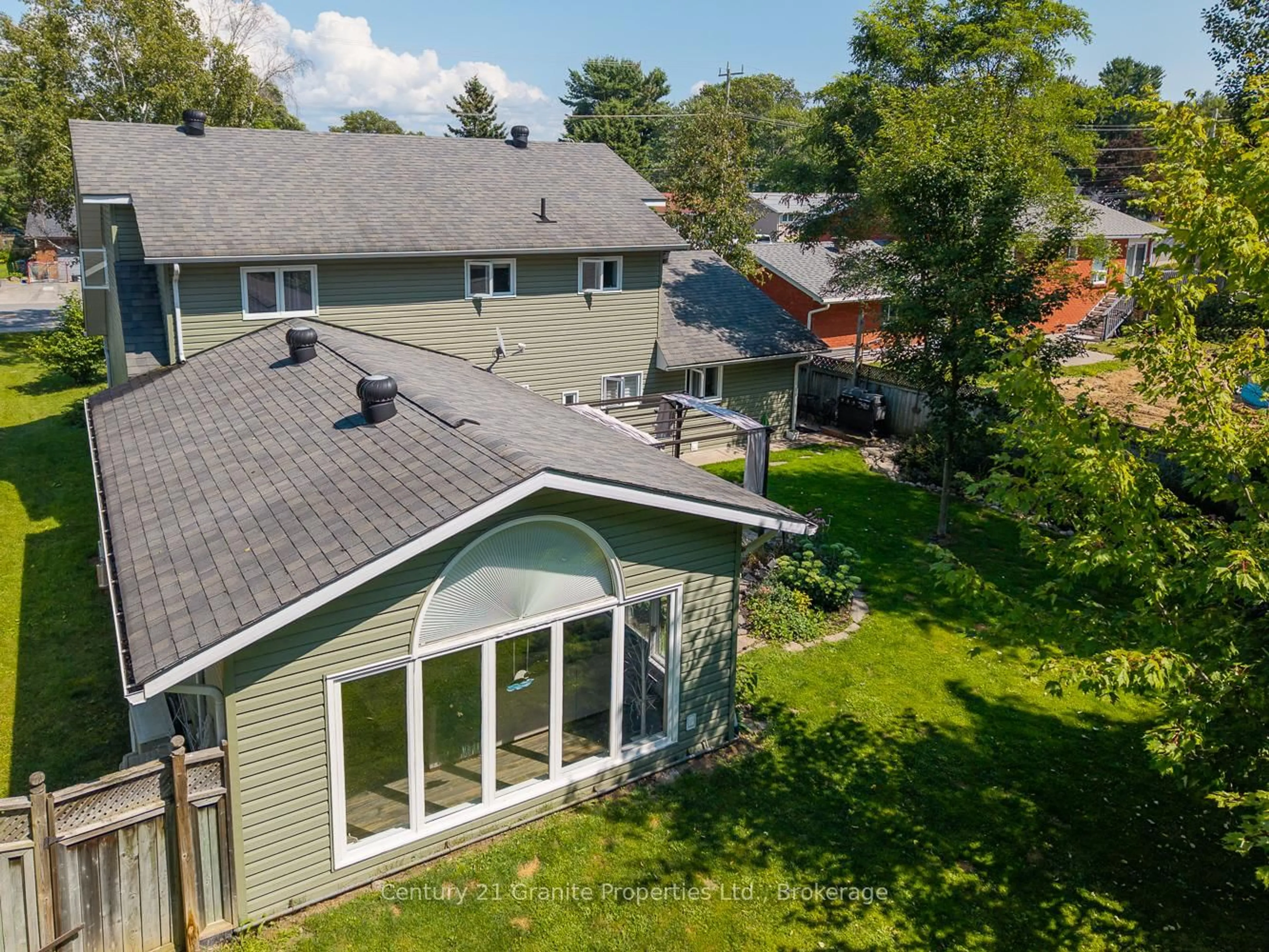 A pic from outside/outdoor area/front of a property/back of a property/a pic from drone, unknown for 7 Tudhope St, Parry Sound Ontario P2A 2H9