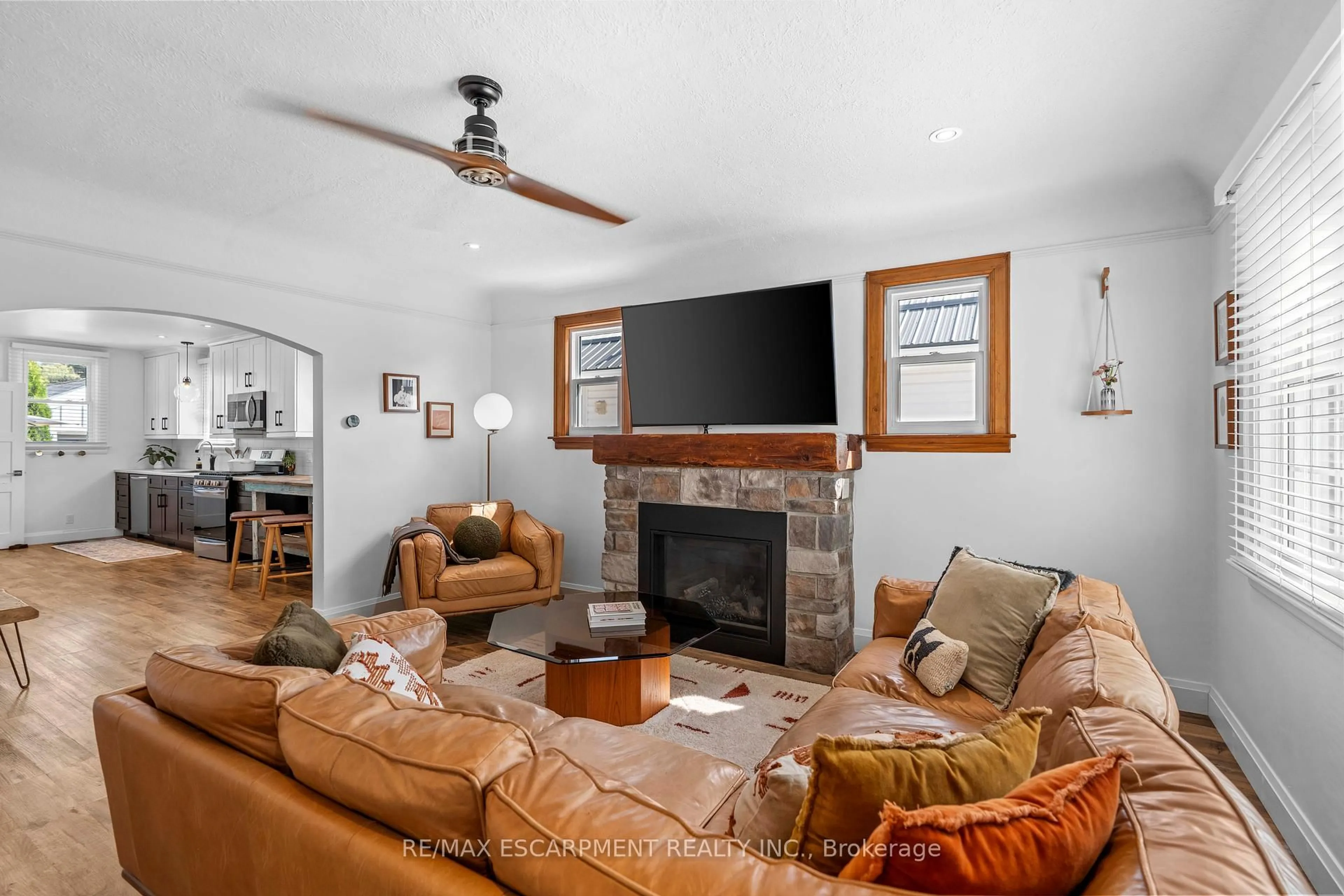 Living room with furniture, unknown for 17 Davis St, Norfolk Ontario N3Y 2R2